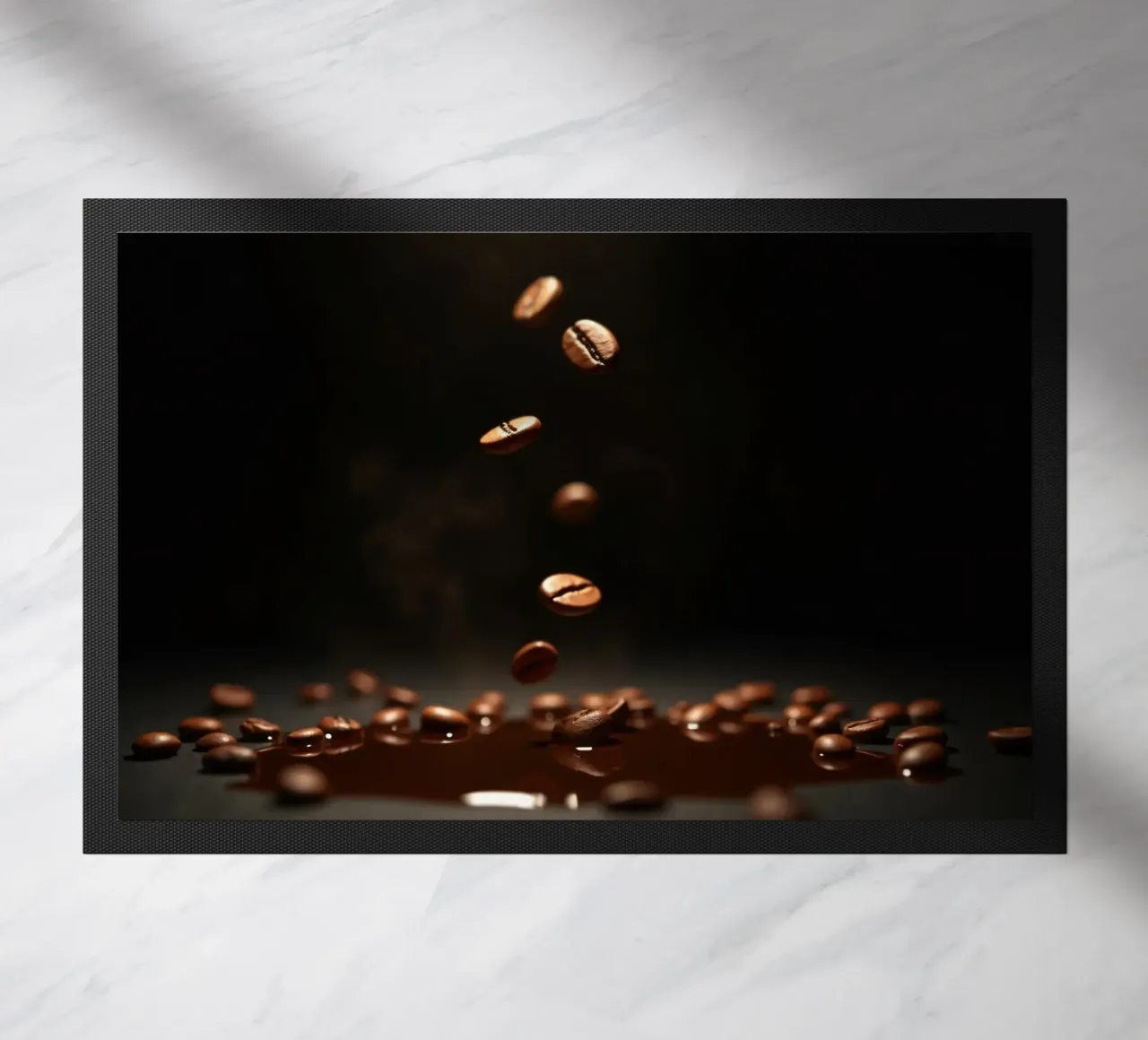 Chicchi di caffè che cadono con grazia sopra una pozza di caffè fresco zerbino da DesignDoodle