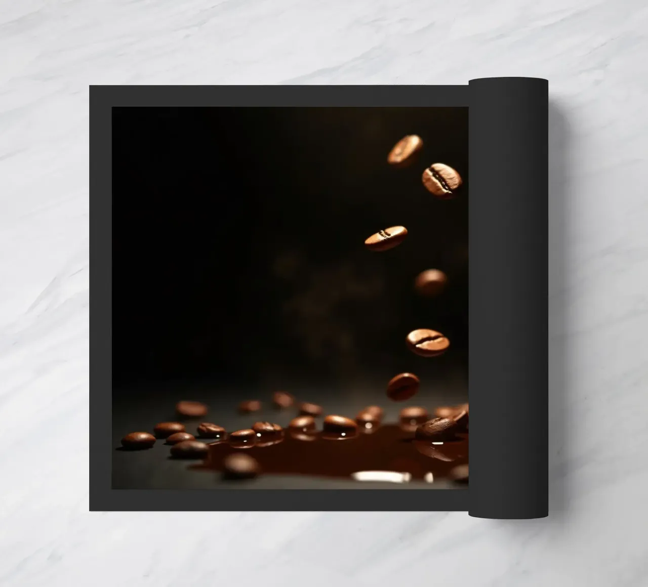 Chicchi di caffè che cadono con grazia sopra una pozza di caffè fresco zerbino da DesignDoodle