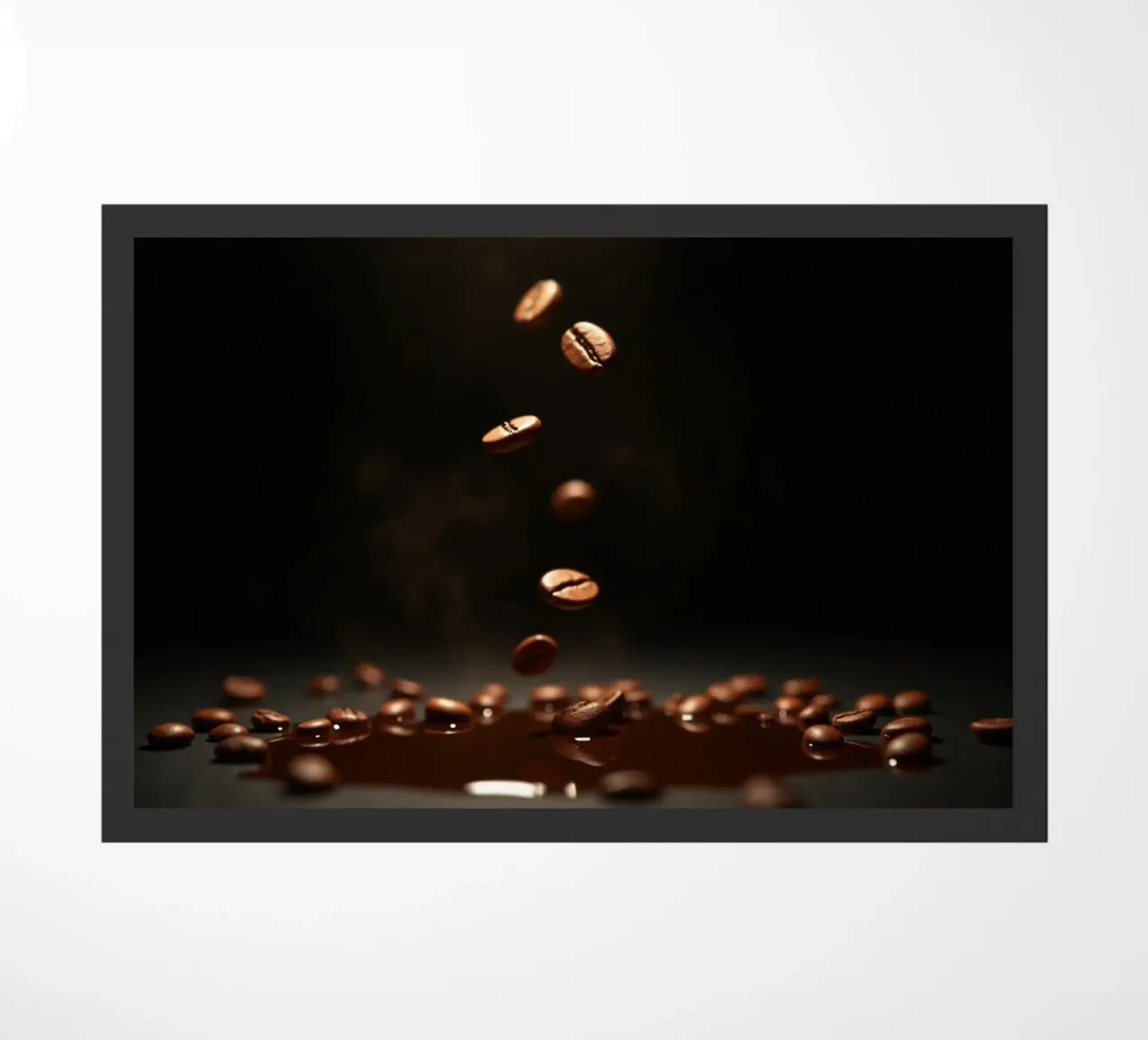 Chicchi di caffè che cadono con grazia sopra una pozza di caffè fresco zerbino da DesignDoodle