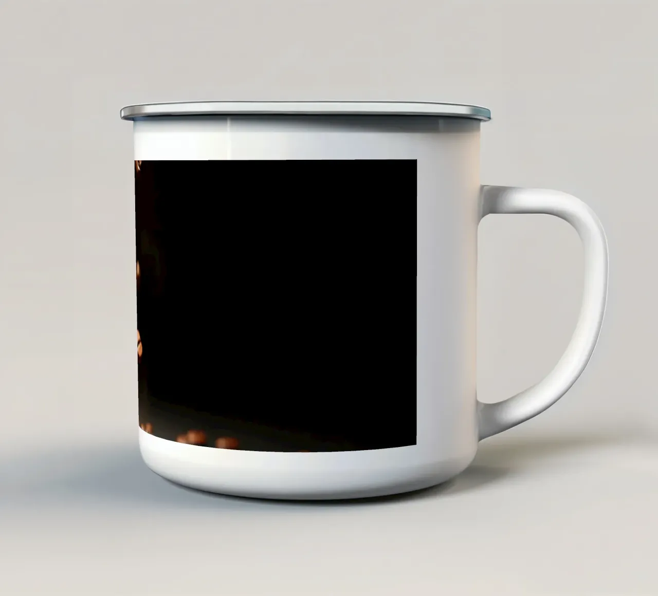 Chicchi di caffè che cadono con grazia sopra una pozza di caffè fresco tazza in smalto da DesignDoodle