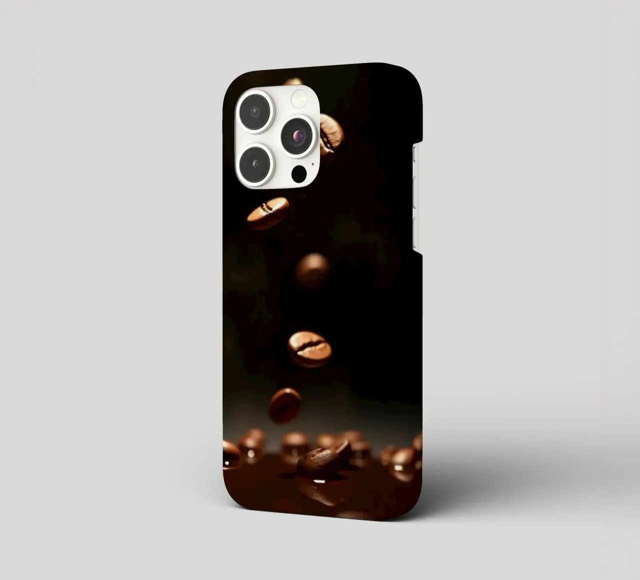 Chicchi di caffè che cadono con grazia sopra una pozza di caffè fresco cover iphone da DesignDoodle