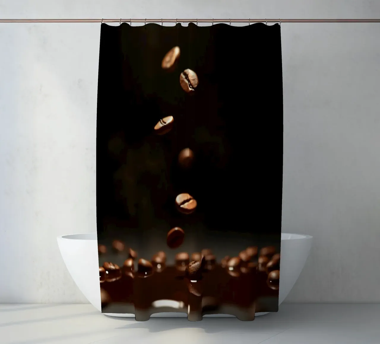 Chicchi di caffè che cadono con grazia sopra una pozza di caffè fresco tenda da doccia da DesignDoodle