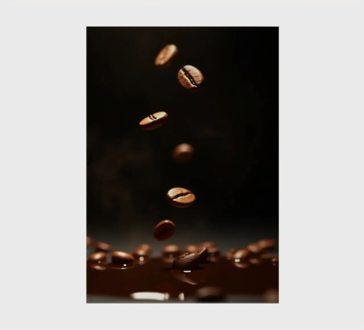 Chicchi di caffè che cadono con grazia sopra una pozza di caffè fresco diario da DesignDoodle
