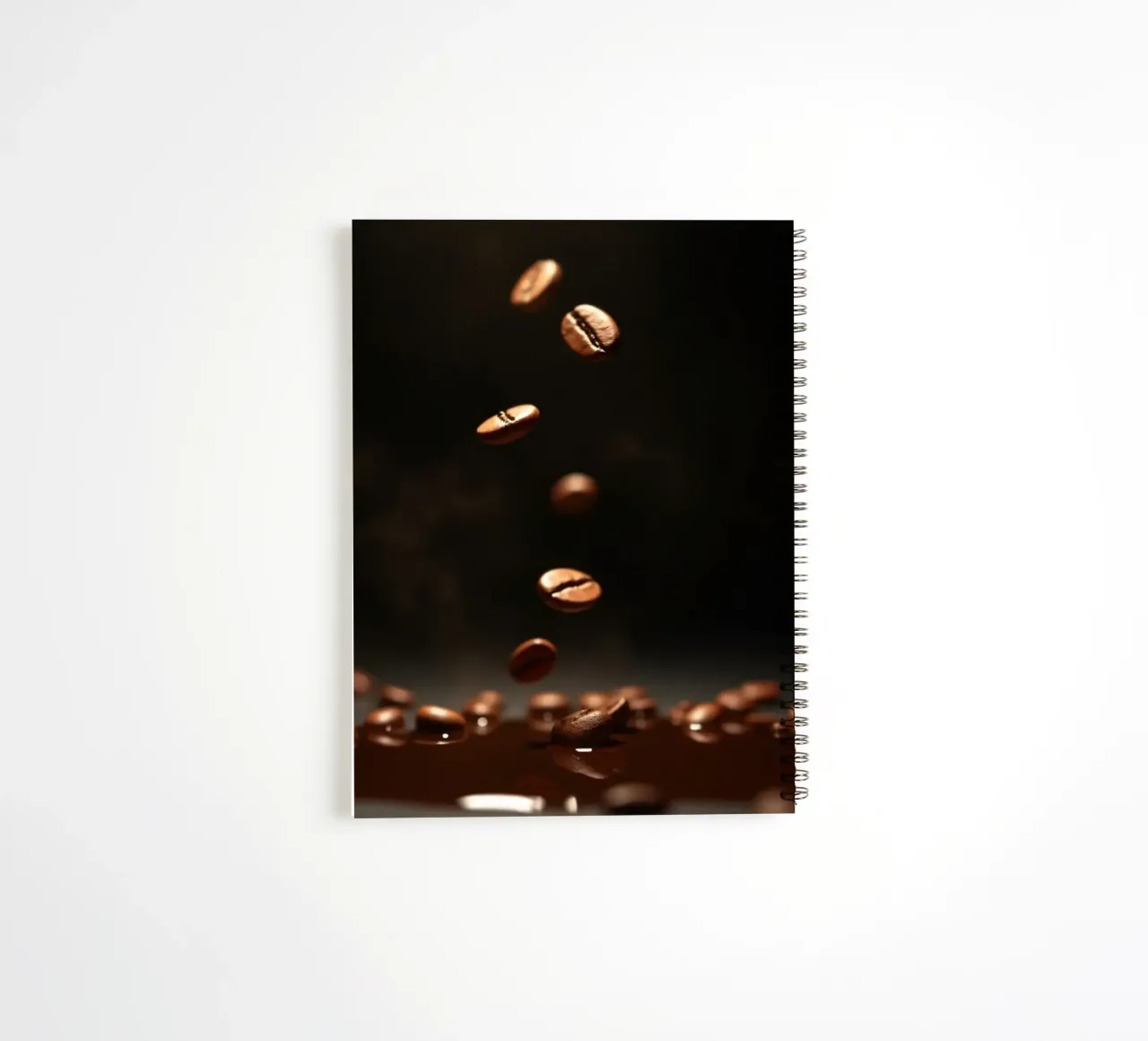 Chicchi di caffè che cadono con grazia sopra una pozza di caffè fresco diario ad anelli da DesignDoodle