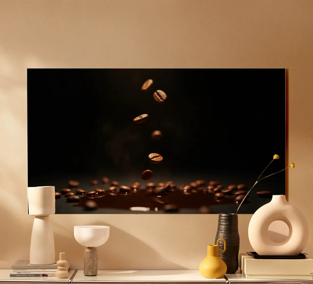 Chicchi di caffè che cadono con grazia sopra una pozza di caffè fresco plexiglass da DesignDoodle