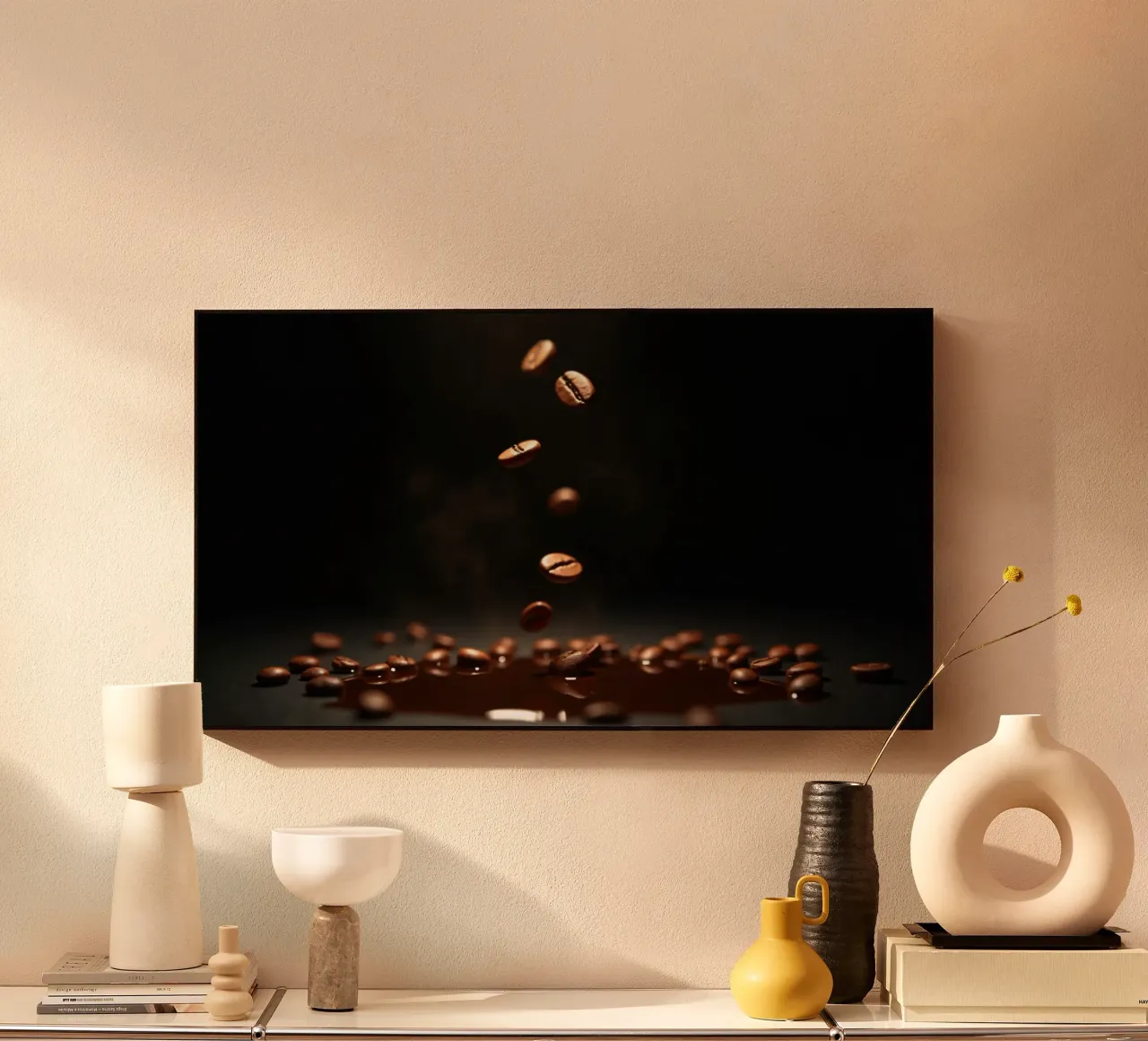Chicchi di caffè che cadono con grazia sopra una pozza di caffè fresco alluminio dibond da DesignDoodle