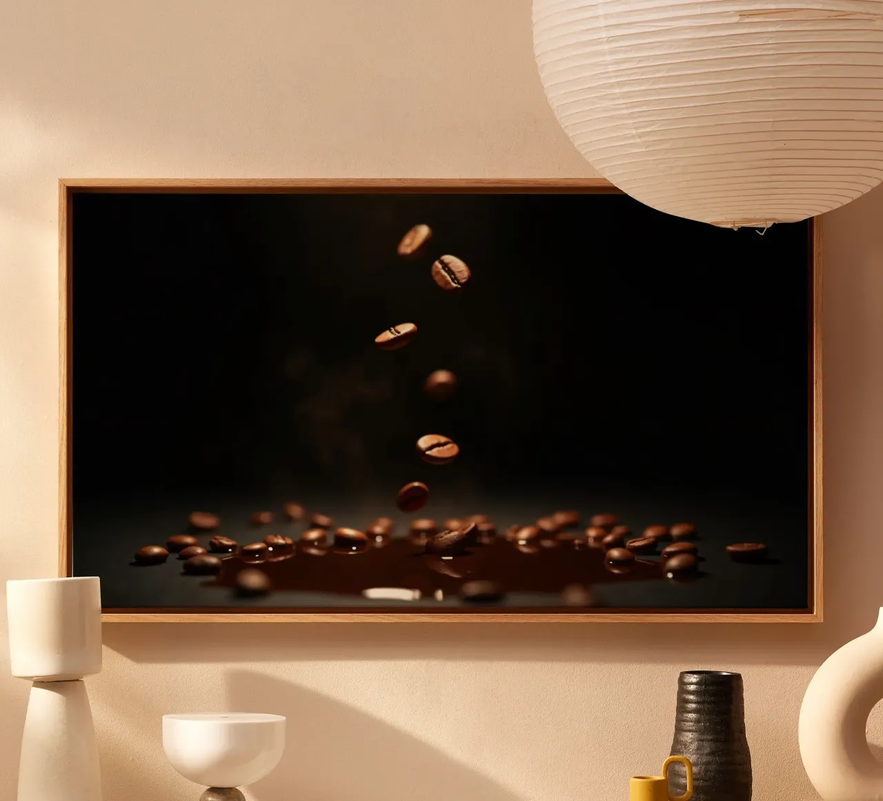 Chicchi di caffè che cadono con grazia sopra una pozza di caffè fresco tela da DesignDoodle