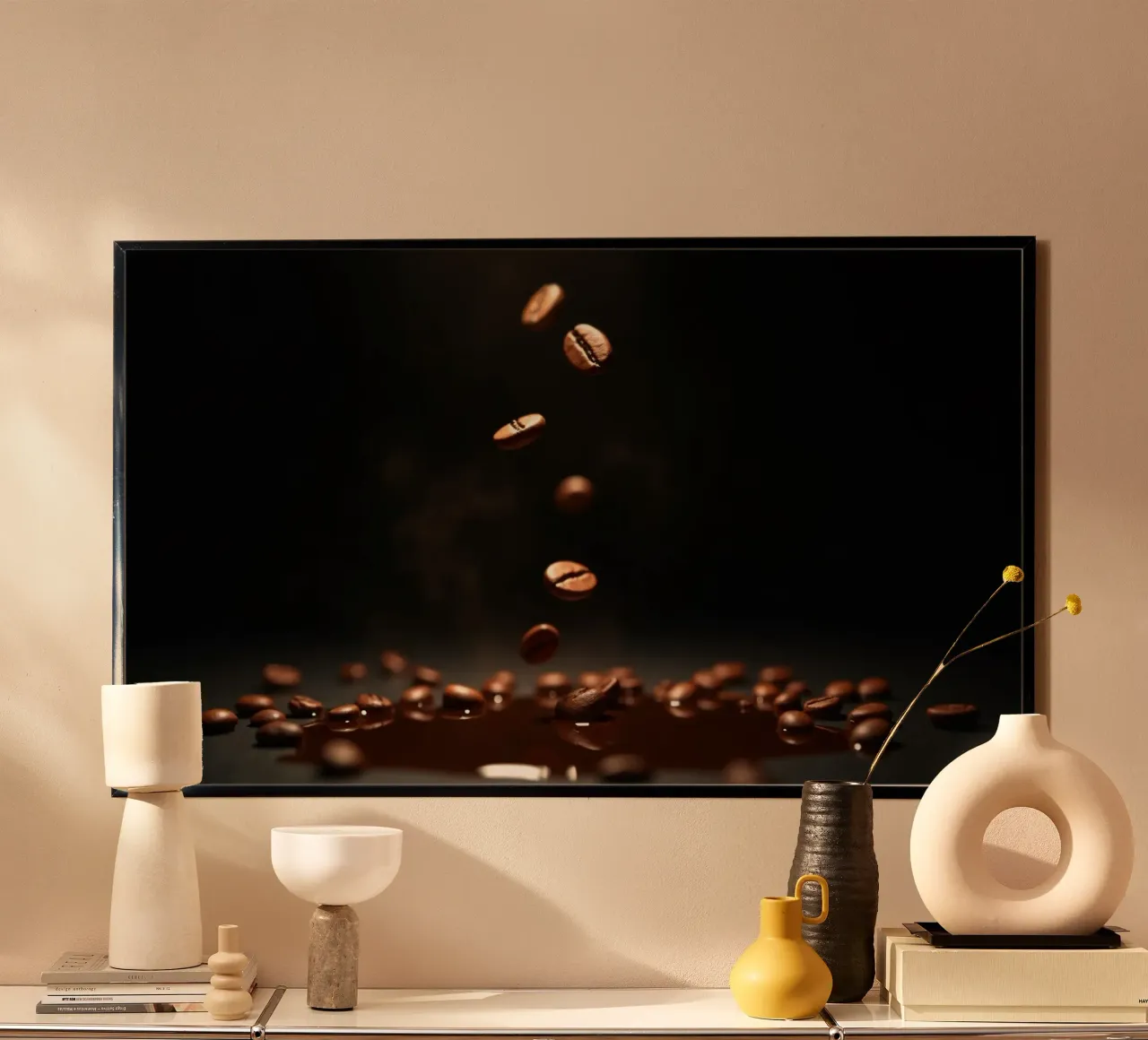 Kaffeebohnen, die anmutig über einen Pool mit frischem Gebräu fallen Poster mit Aluminium Rahmen von DesignDoodle