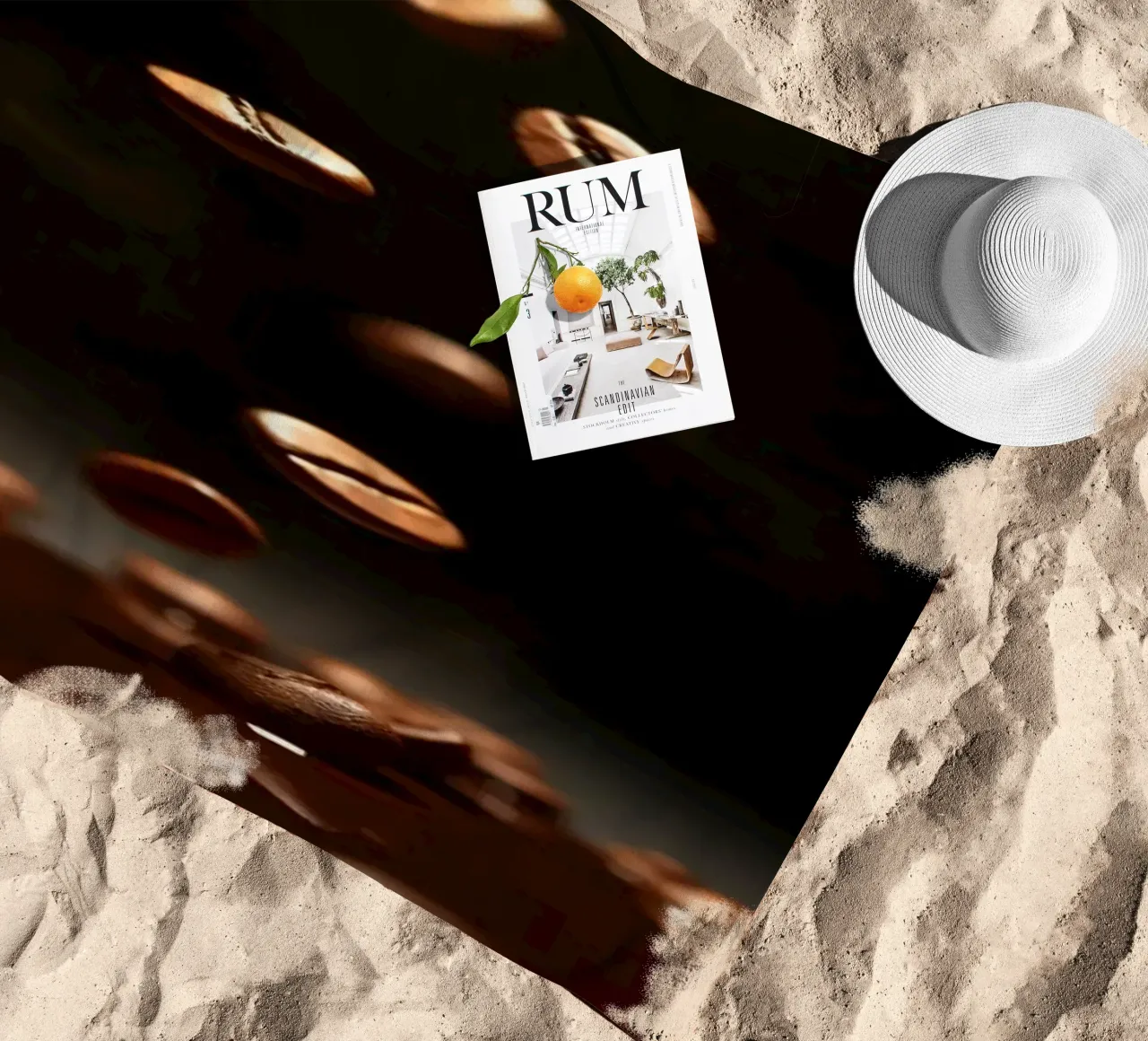 Chicchi di caffè che cadono con grazia sopra una pozza di caffè fresco telo mare da DesignDoodle