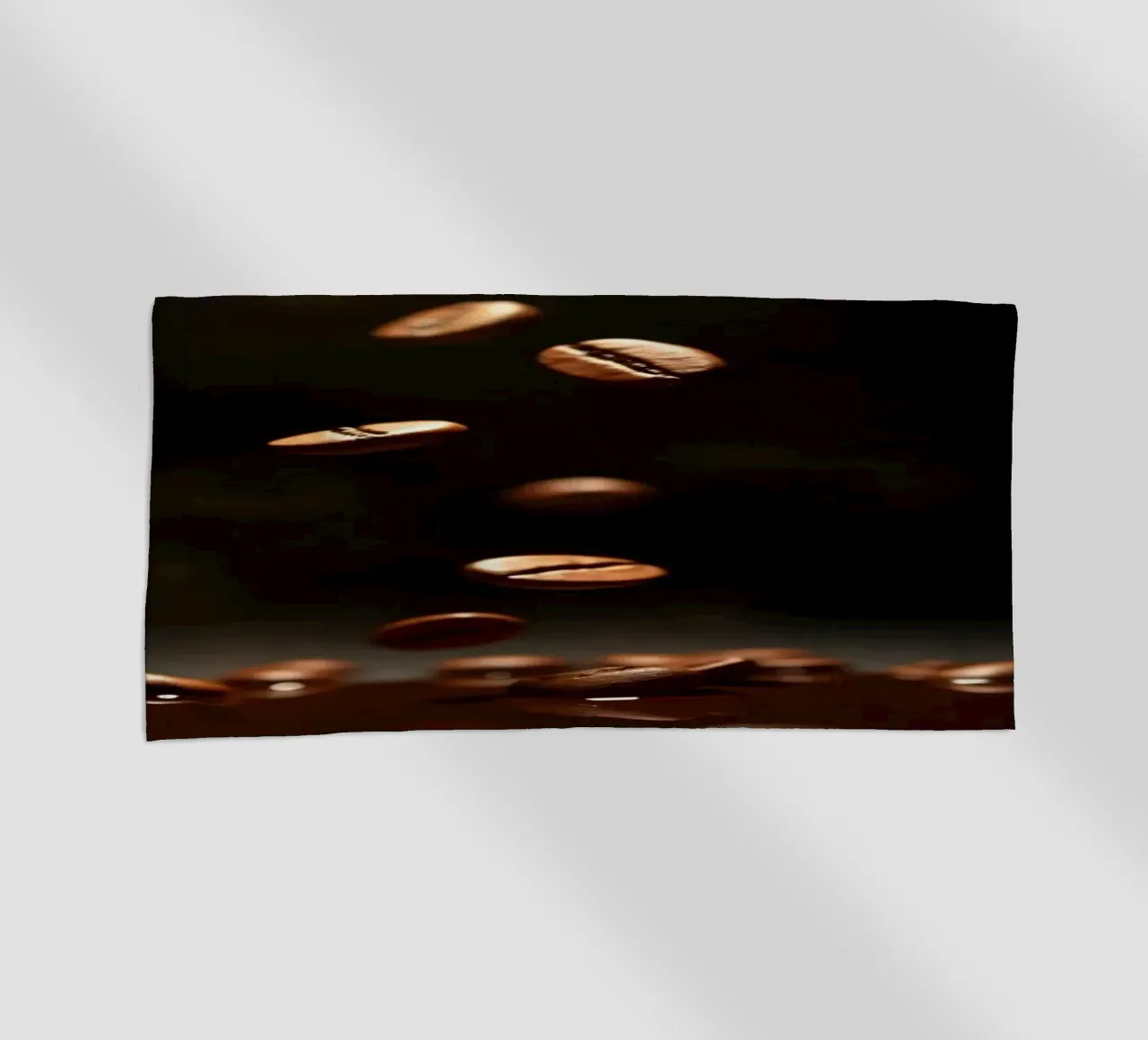 Chicchi di caffè che cadono con grazia sopra una pozza di caffè fresco telo mare da DesignDoodle