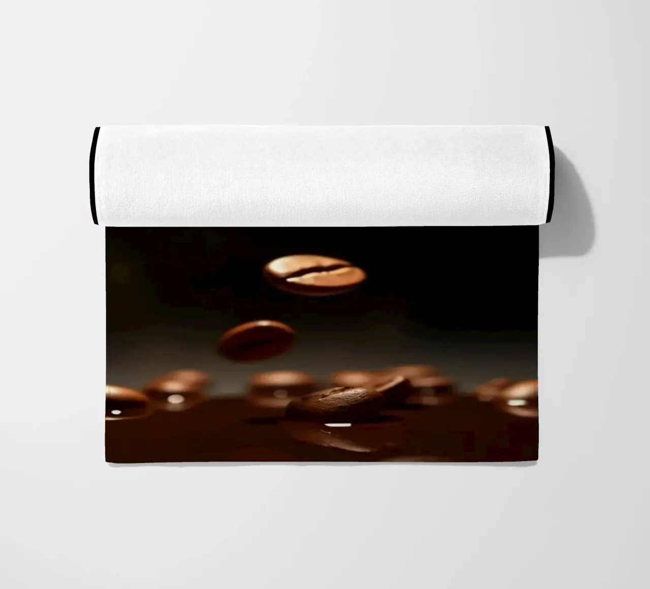 Chicchi di caffè che cadono con grazia sopra una pozza di caffè fresco telo mare da DesignDoodle