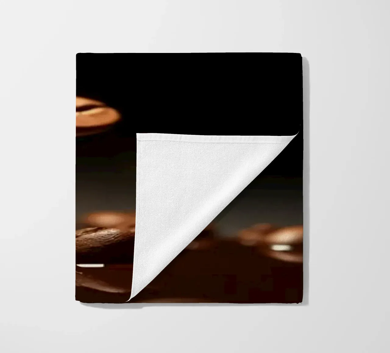 Chicchi di caffè che cadono con grazia sopra una pozza di caffè fresco telo mare da DesignDoodle