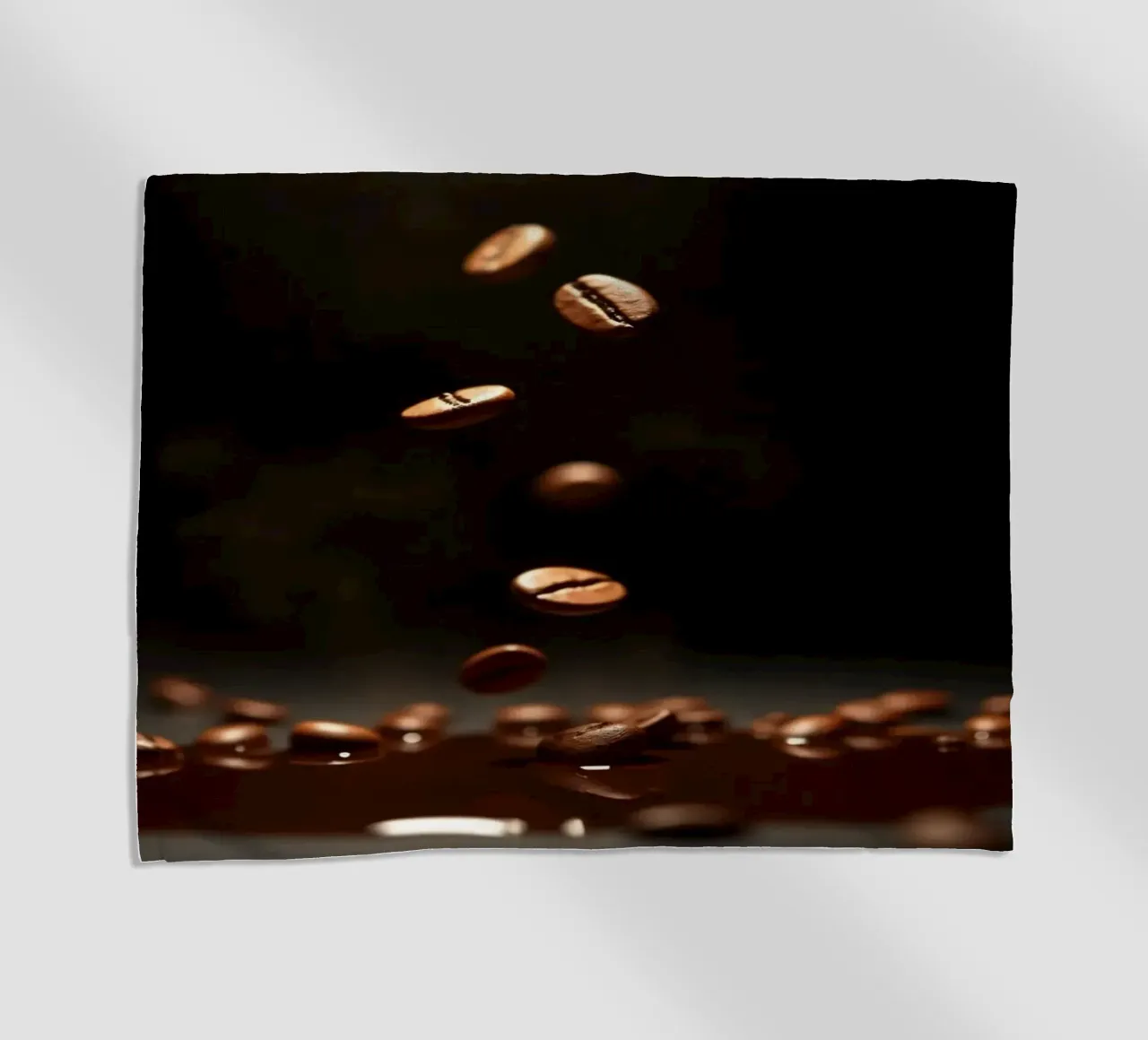 Chicchi di caffè che cadono con grazia sopra una pozza di caffè fresco telo mare da DesignDoodle