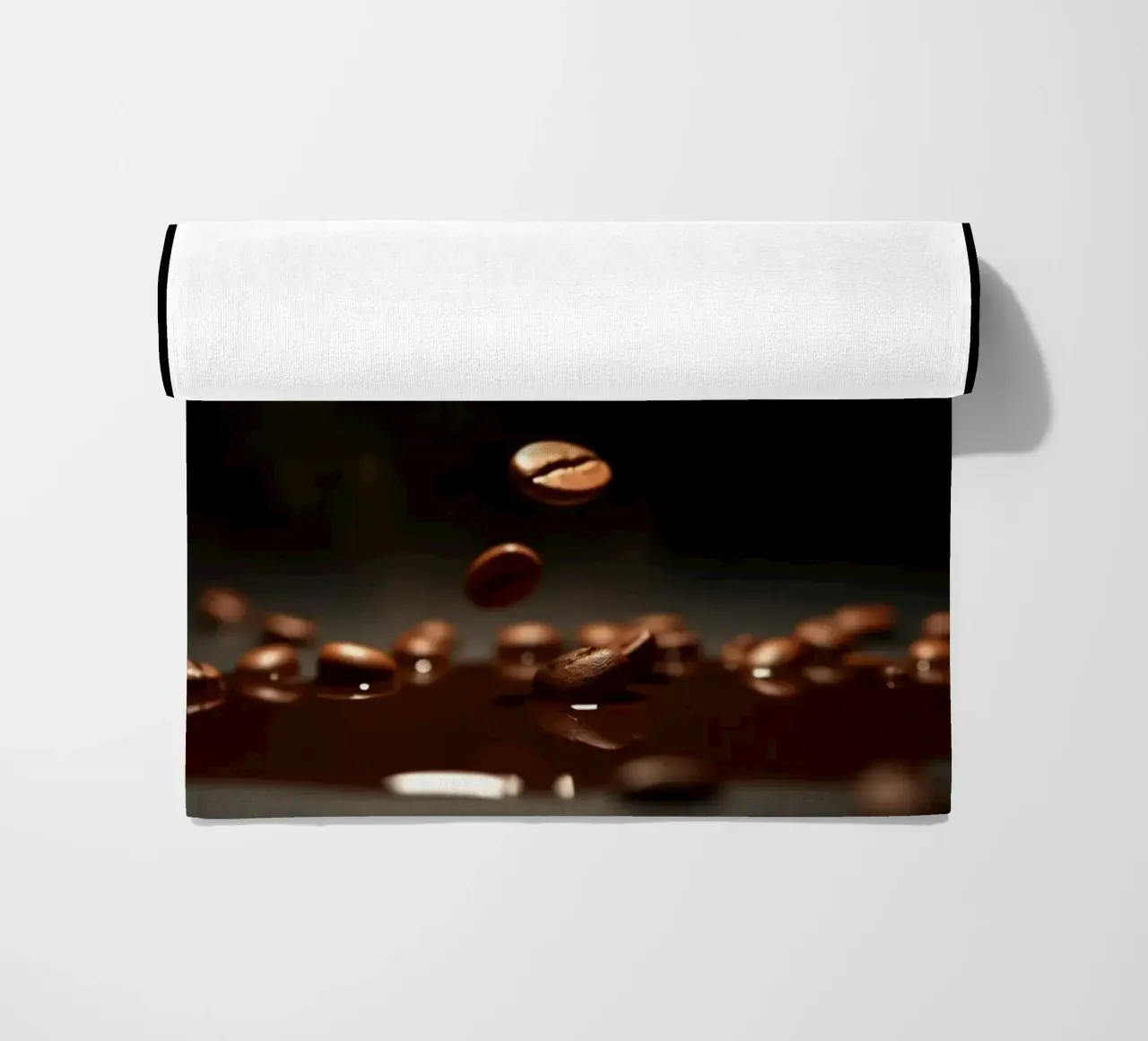 Chicchi di caffè che cadono con grazia sopra una pozza di caffè fresco telo mare da DesignDoodle