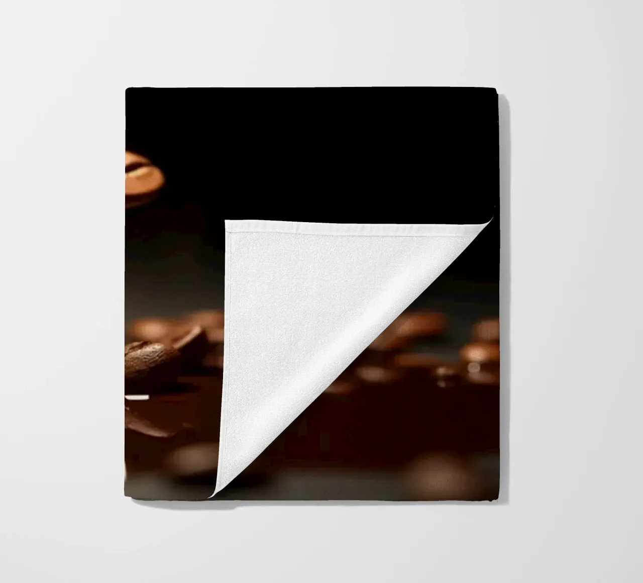 Chicchi di caffè che cadono con grazia sopra una pozza di caffè fresco telo mare da DesignDoodle