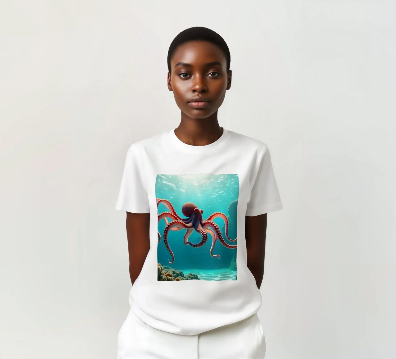 pieuvre nageant gracieusement dans un récif corallien t-shirt de DesignDoodle