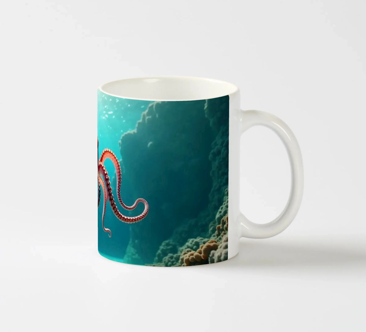 pieuvre nageant gracieusement dans un récif corallien mug en céramique de DesignDoodle
