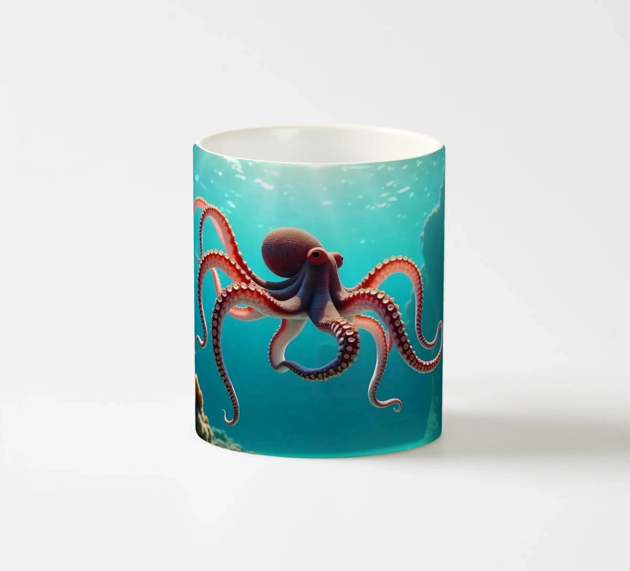 pieuvre nageant gracieusement dans un récif corallien mug en céramique de DesignDoodle