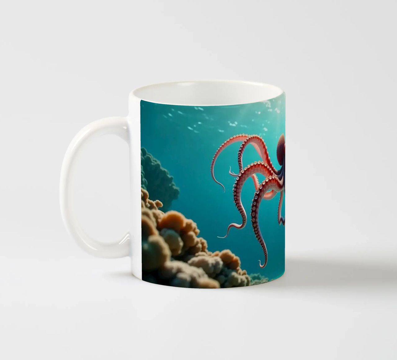 pieuvre nageant gracieusement dans un récif corallien mug en céramique de DesignDoodle