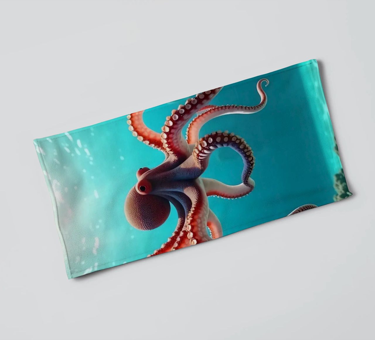 pieuvre nageant gracieusement dans un récif corallien serviette de bain de DesignDoodle