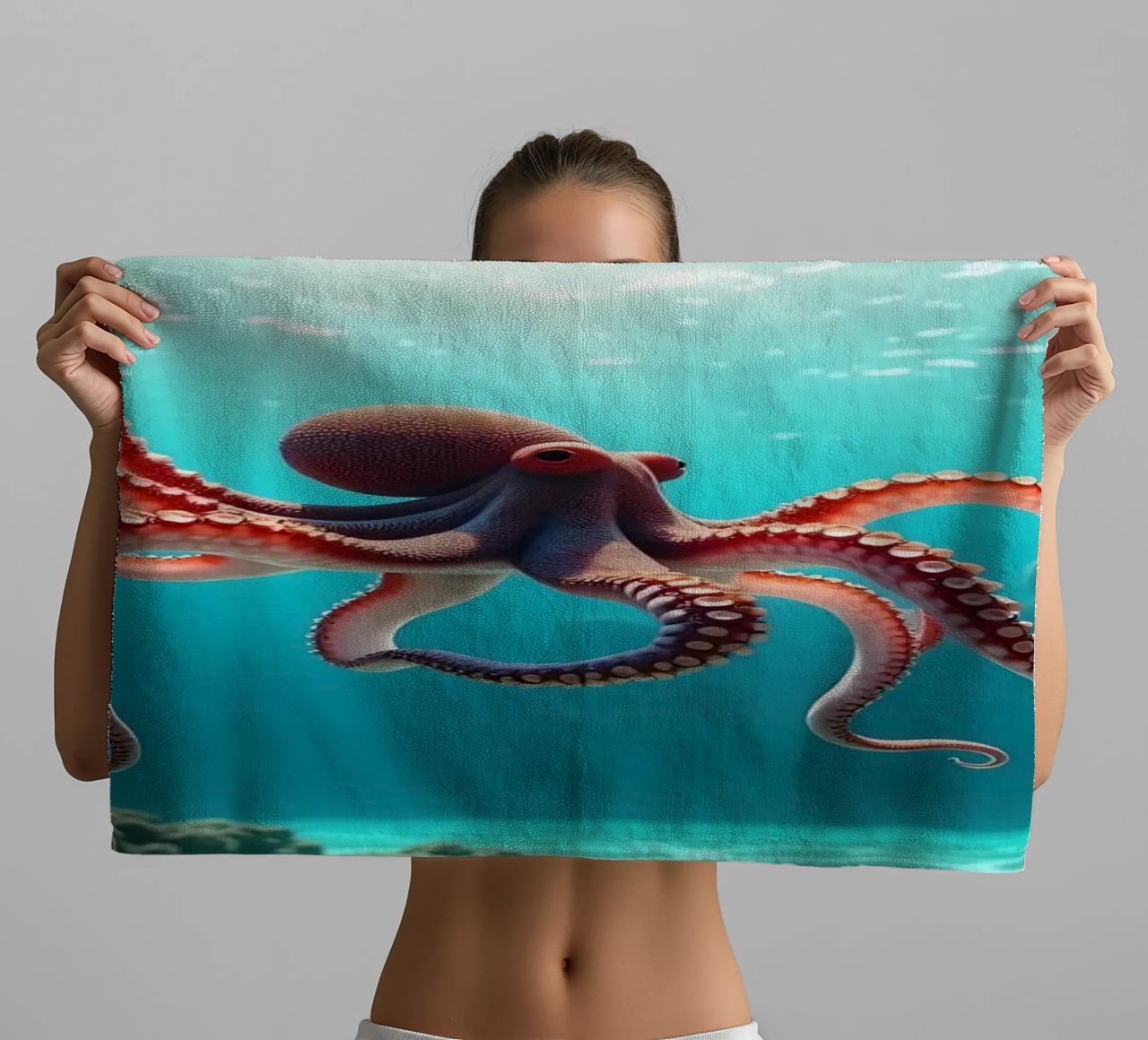 pieuvre nageant gracieusement dans un récif corallien serviette de bain de DesignDoodle