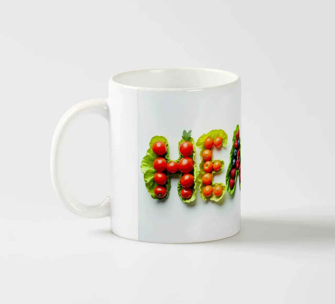 Esposizione creativa di frutta e verdura fresche che si esprime in modo chiaro e semplice tazza in ceramica da DesignDoodle