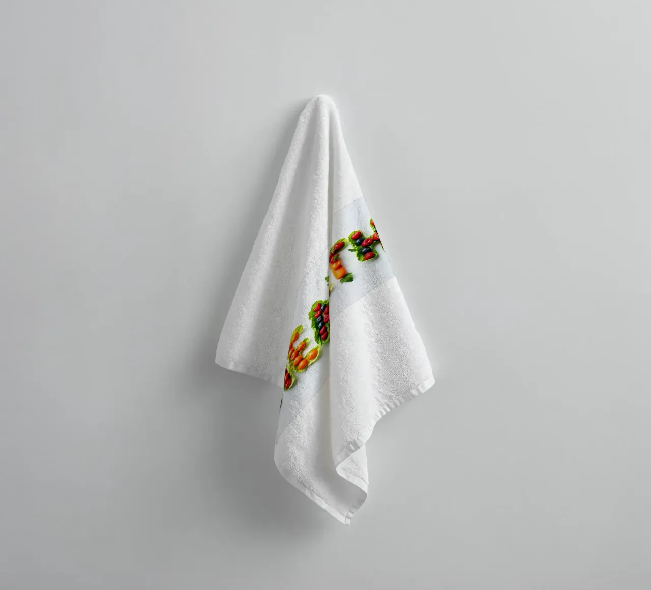 Esposizione creativa di frutta e verdura fresche che si esprime in modo chiaro e semplice asciugamano da bagno da DesignDoodle