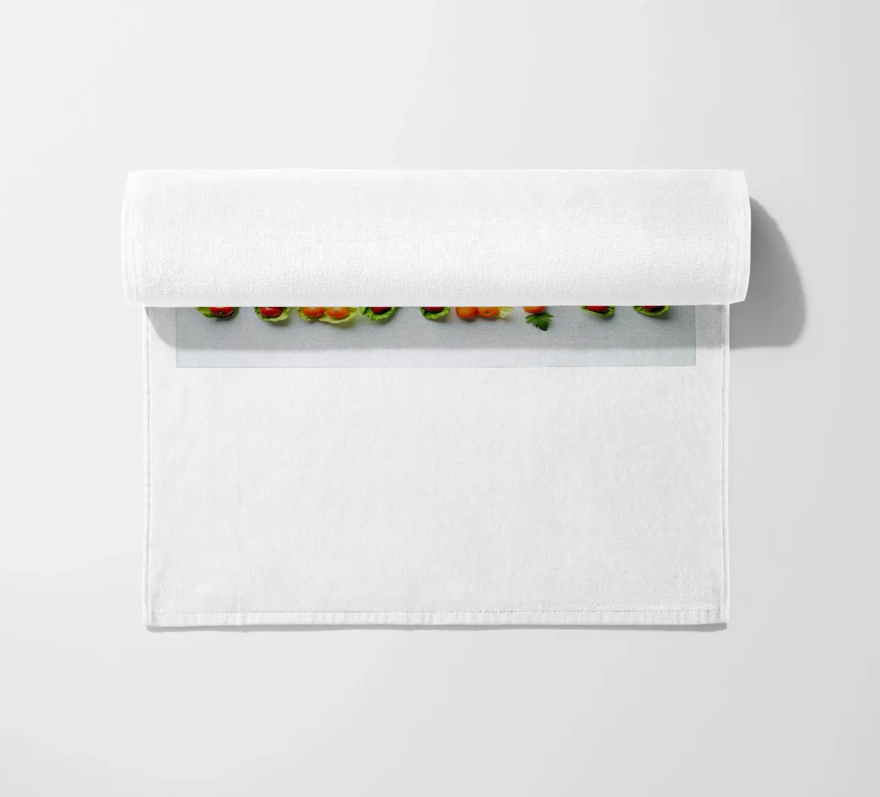 Esposizione creativa di frutta e verdura fresche che si esprime in modo chiaro e semplice telo mare da DesignDoodle