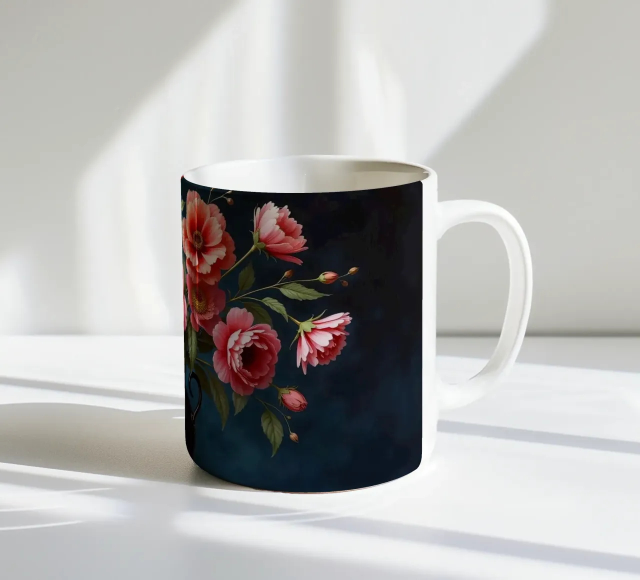 Bellissima composizione di fiori colorati in un vaso nero tazza in ceramica da DesignDoodle