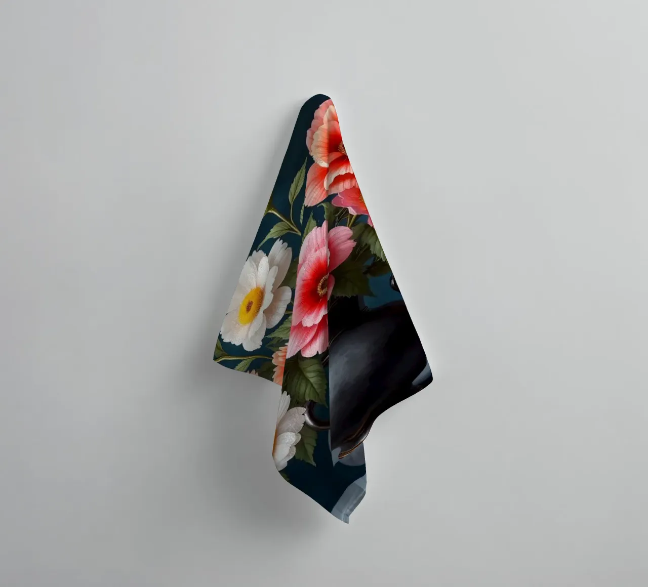 Bellissima composizione di fiori colorati in un vaso nero asciugamano da bagno da DesignDoodle