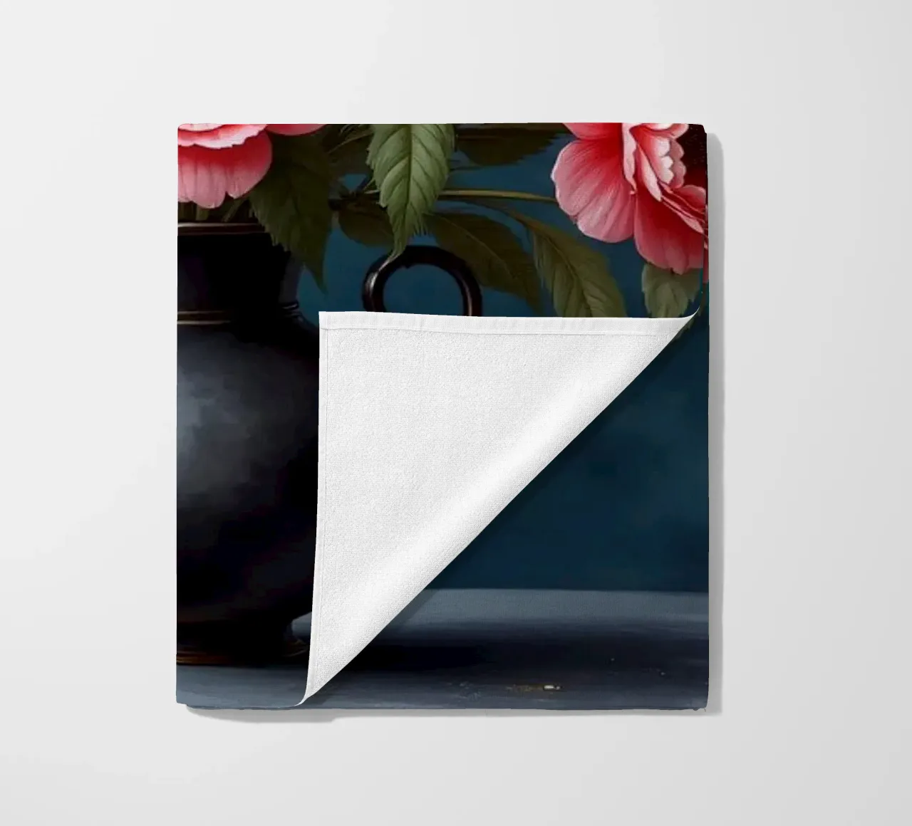 Bellissima composizione di fiori colorati in un vaso nero telo mare da DesignDoodle