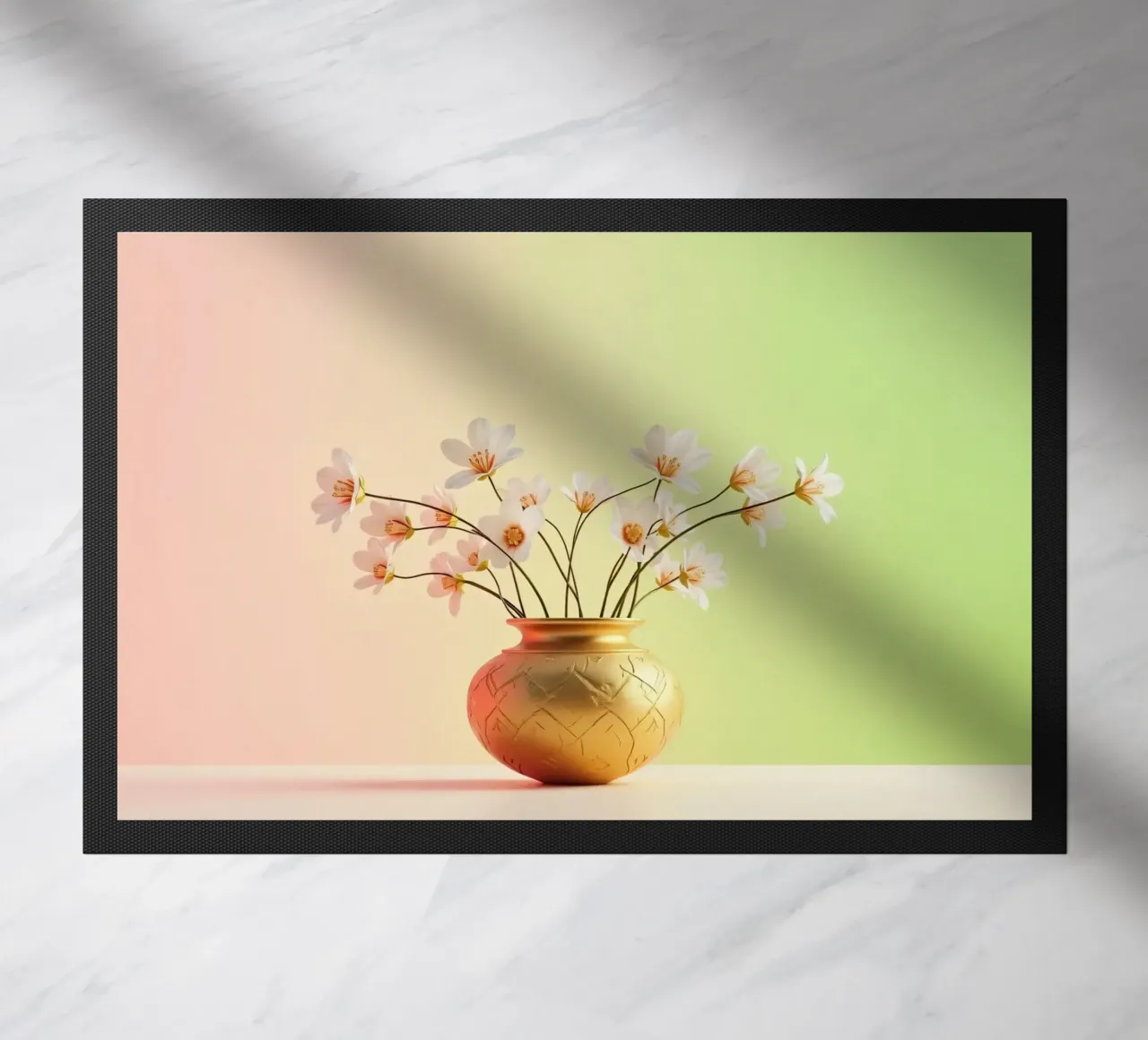 Eleganti fiori bianchi in un vaso decorativo dorato zerbino da DesignDoodle