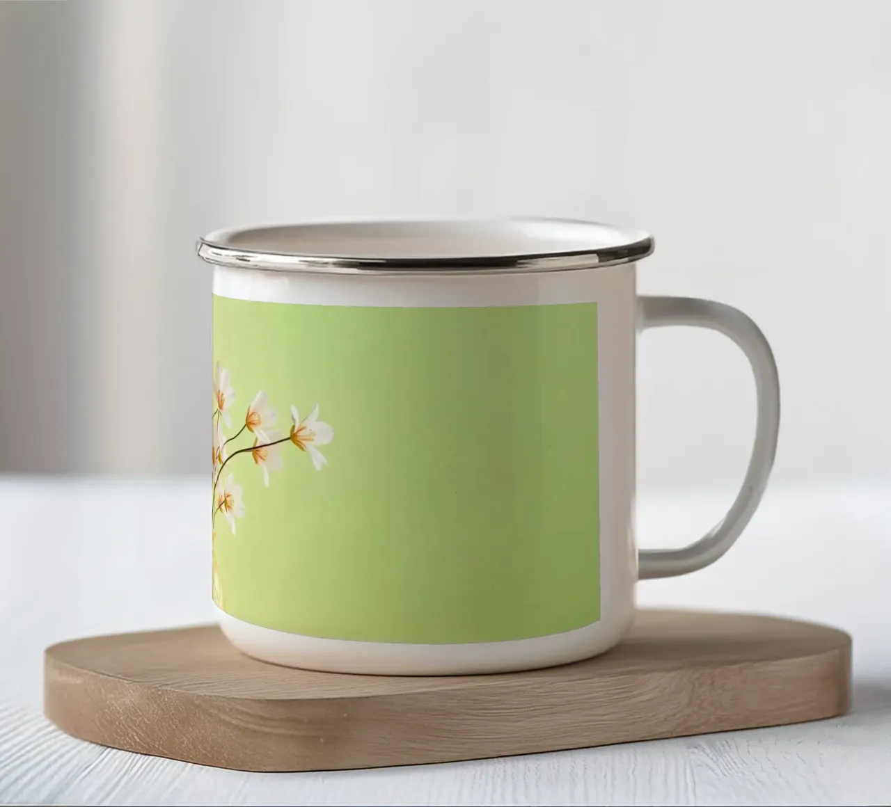 Eleganti fiori bianchi in un vaso decorativo dorato tazza in smalto da DesignDoodle
