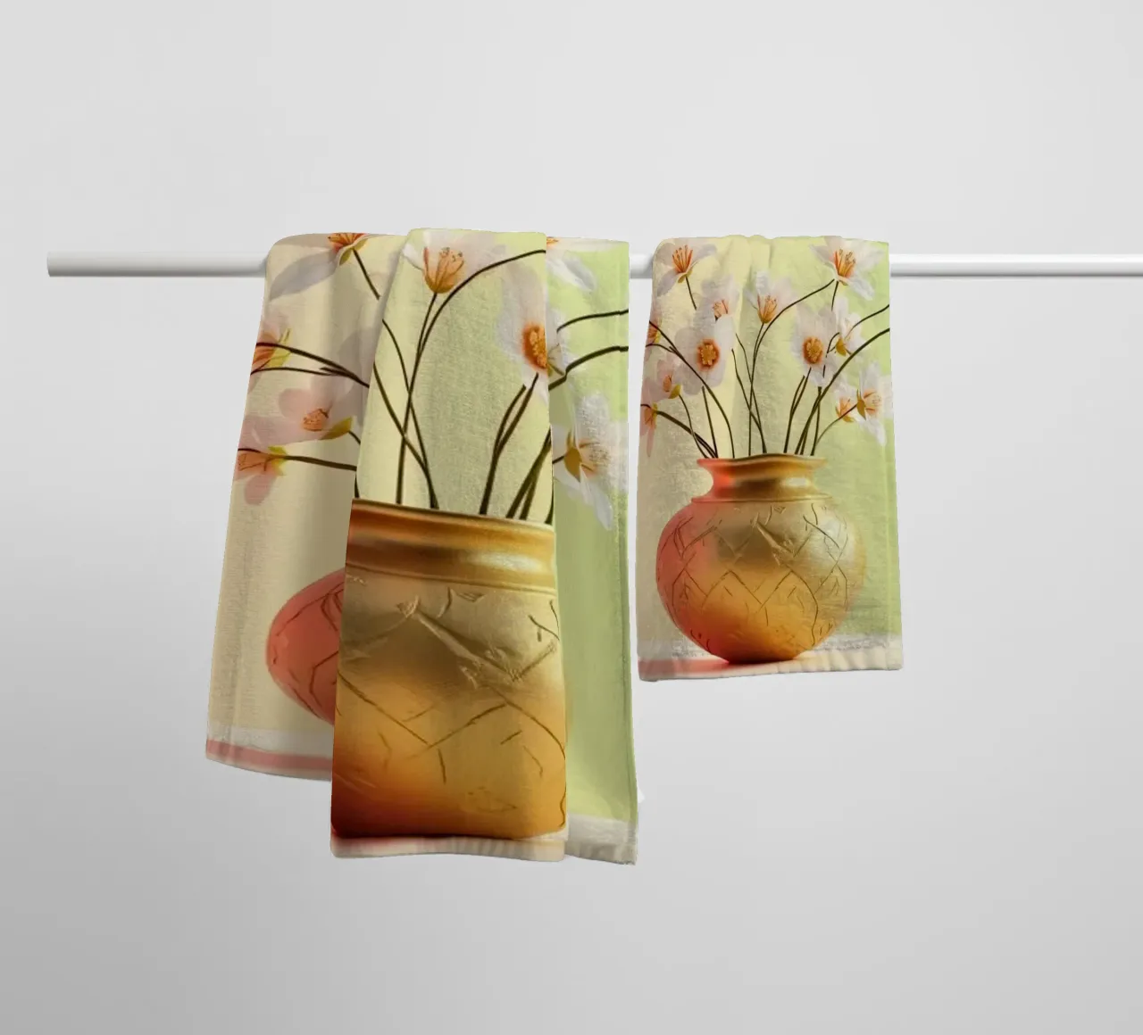 Fleurs blanches élégantes dans un vase doré décoratif serviette de bain de DesignDoodle