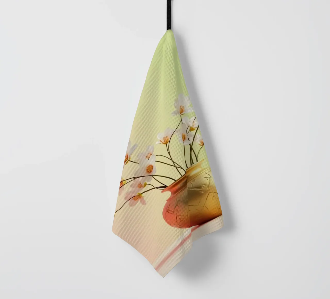 Fleurs blanches élégantes dans un vase doré décoratif torchon de DesignDoodle