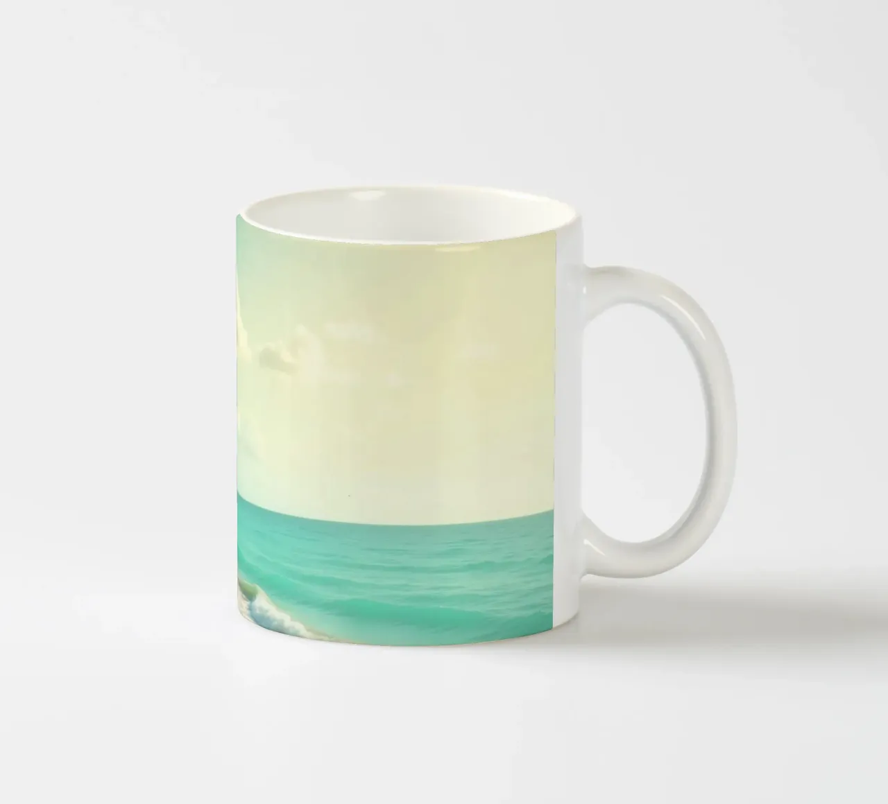 Spiaggia tropicale con palme e barca a vela su un oceano tranquillo tazza in ceramica da DesignDoodle