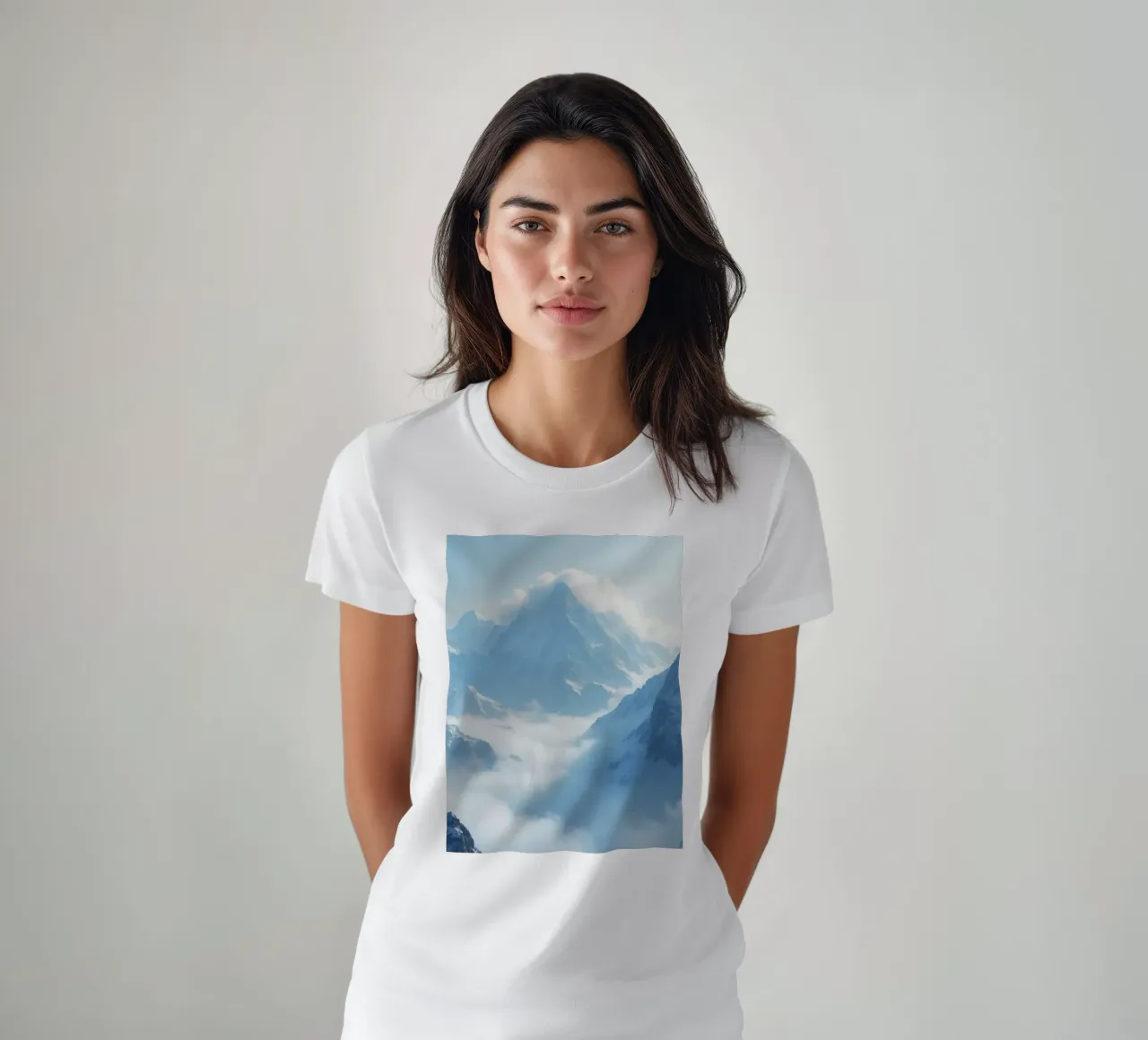 Majestueuze besneeuwde bergen rijzen boven de wolken uit t-shirt van DesignDoodle