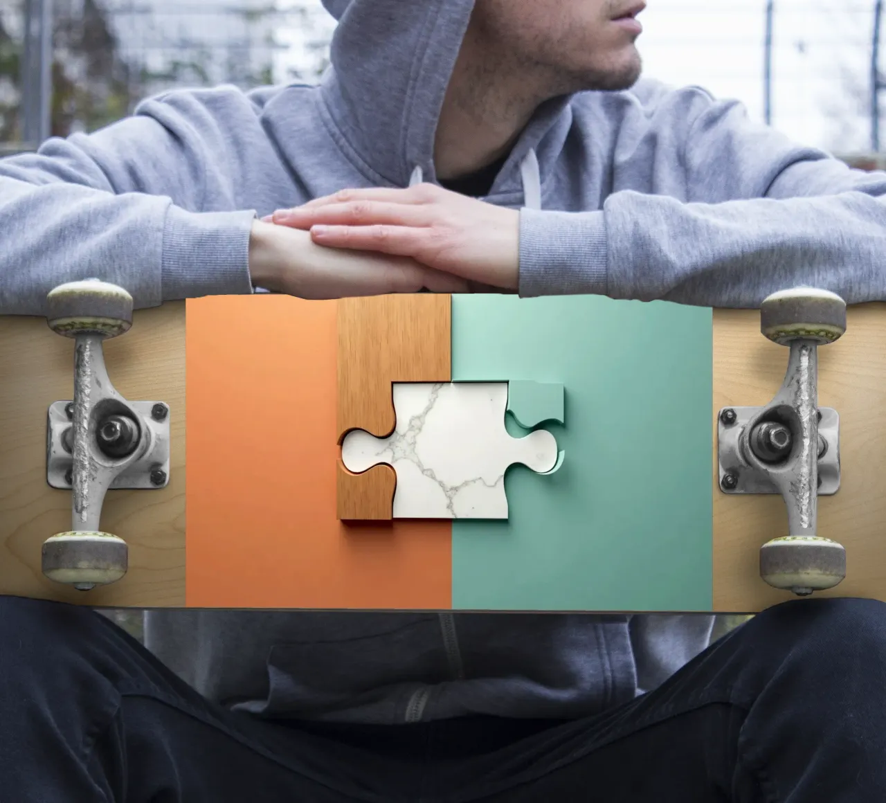 Pezzo di puzzle con texture in legno e marmo a contrasto adesivo da DesignDoodle