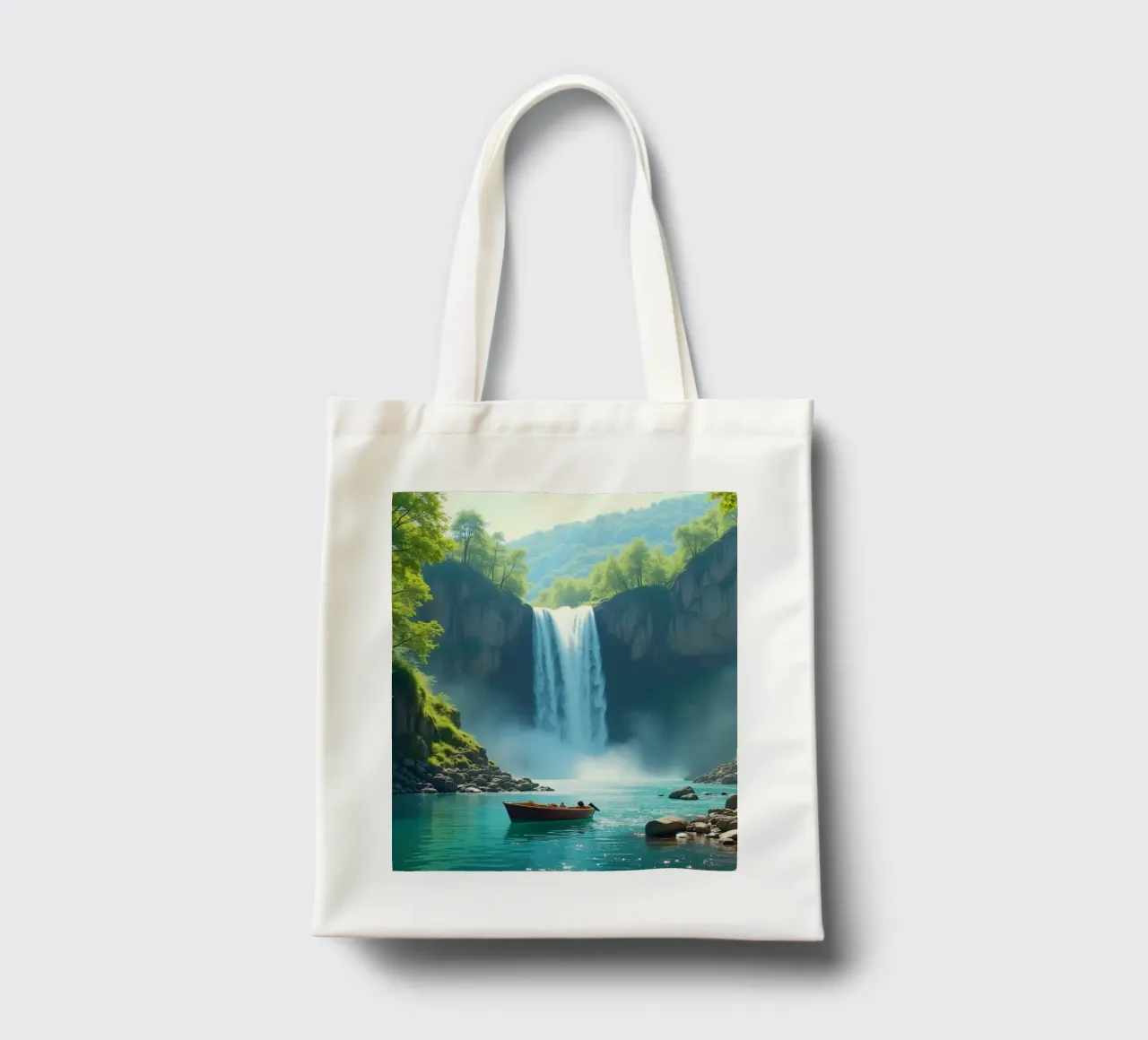 Bootstour in der Nähe eines atemberaubenden Wasserfalls, umgeben von üppigem Grün Jutebeutel von DesignDoodle