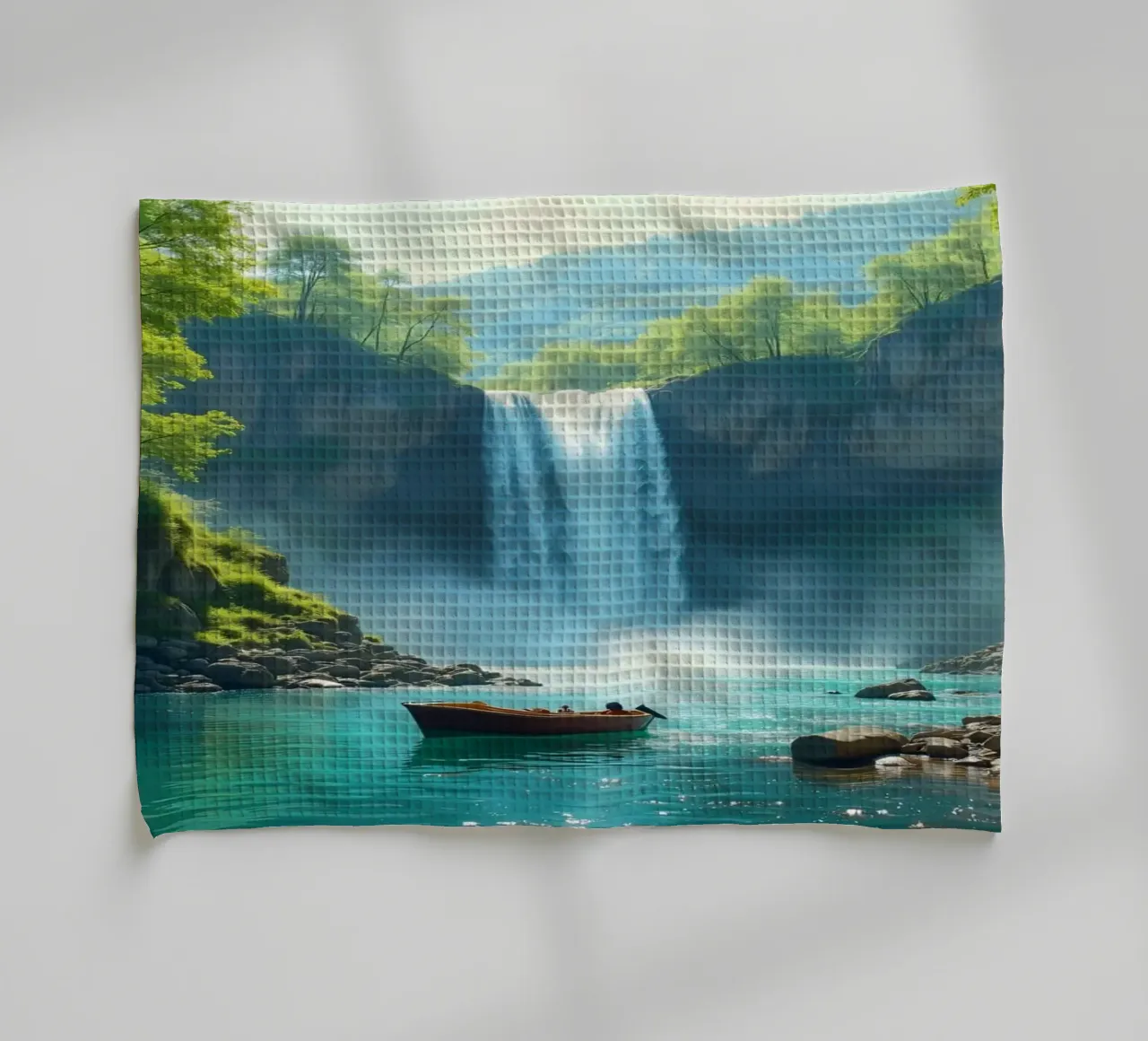 Navigation près d'une chute d'eau à couper le souffle entourée de verdure luxuriante torchon de DesignDoodle