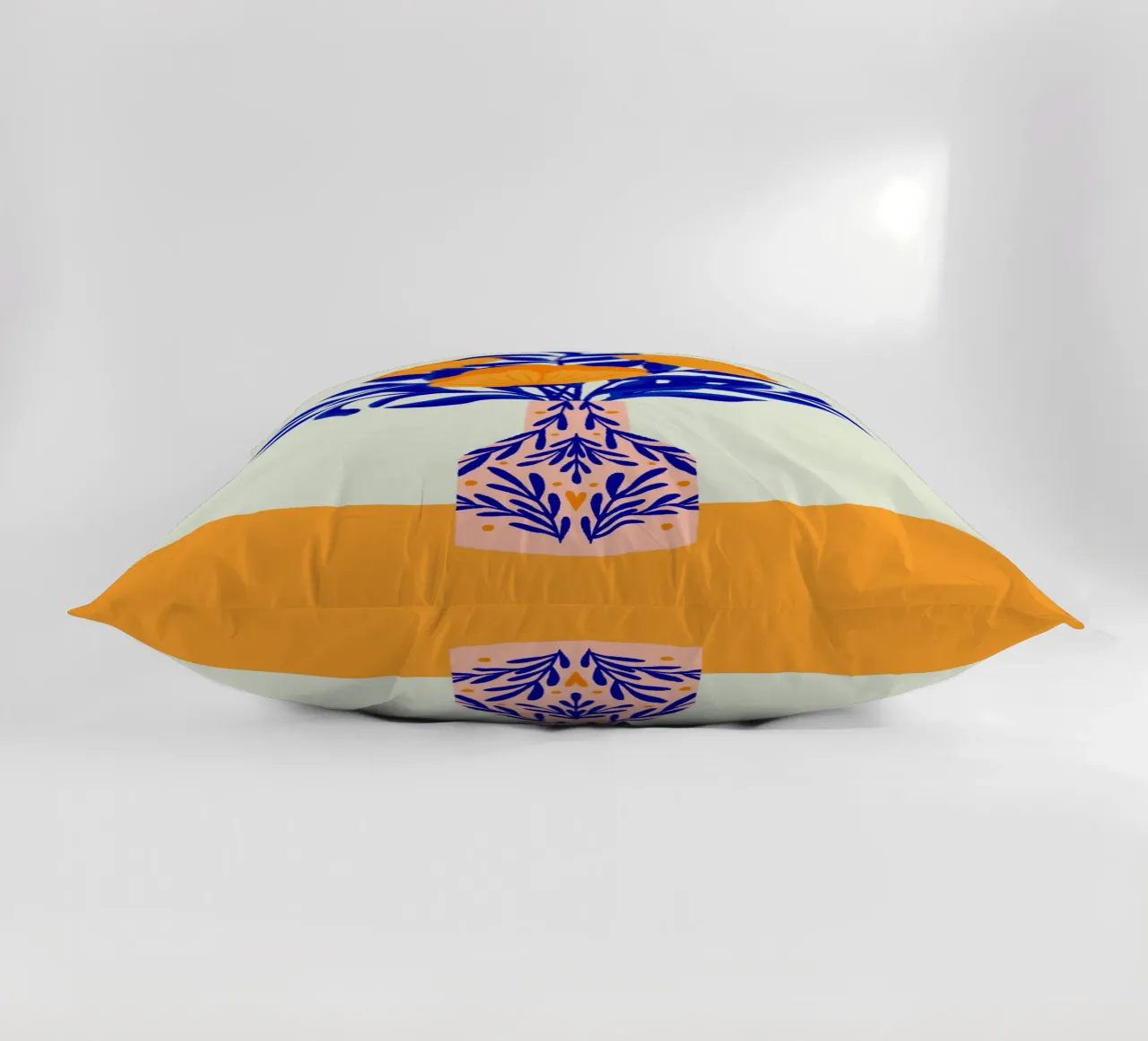 Coquelicots dans un vase - jaune et bleu coussin de Wackapacka