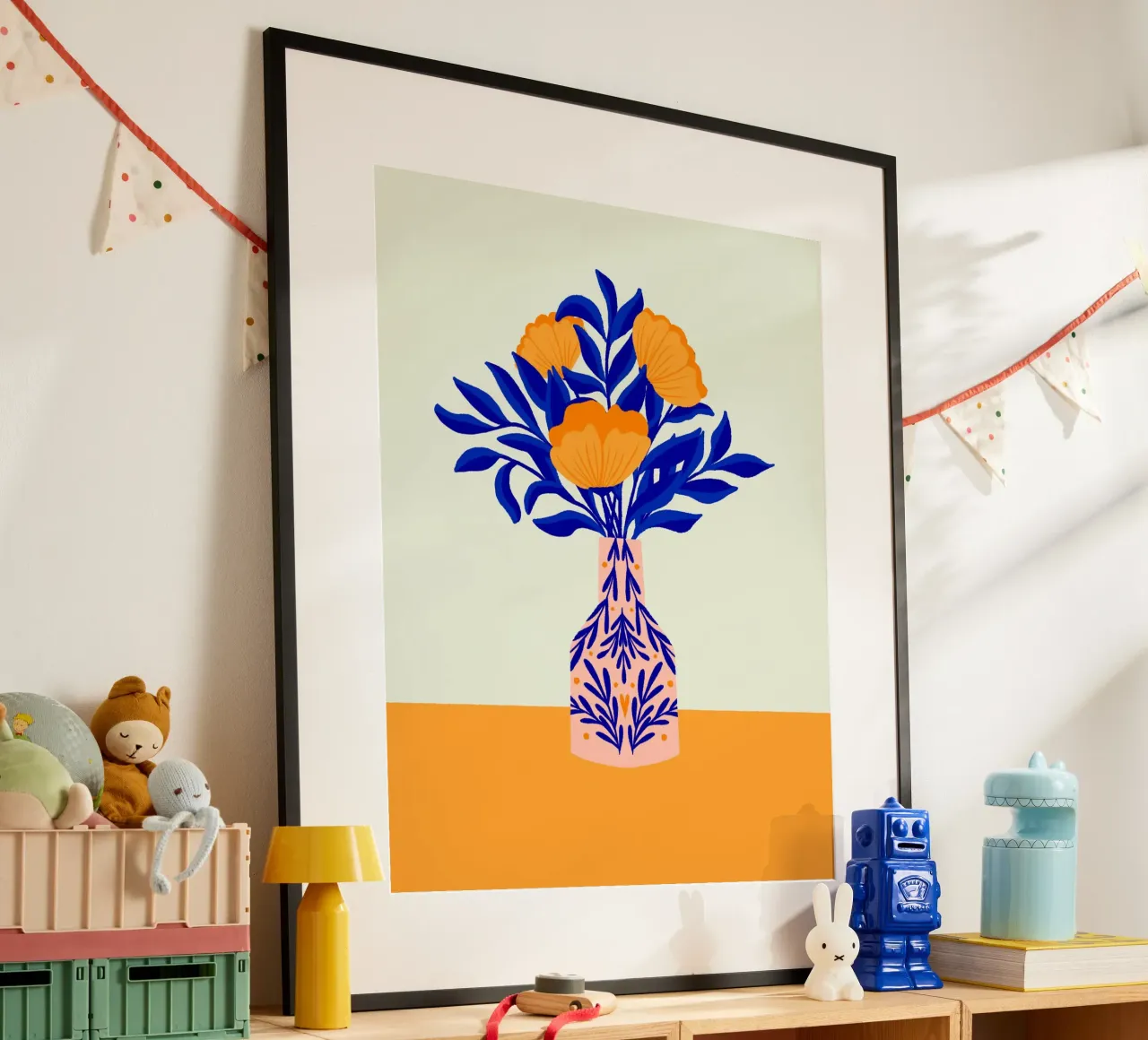 Mohnblumen in einer Vase - gelb und blau Poster mit Holzrahmen von Wackapacka