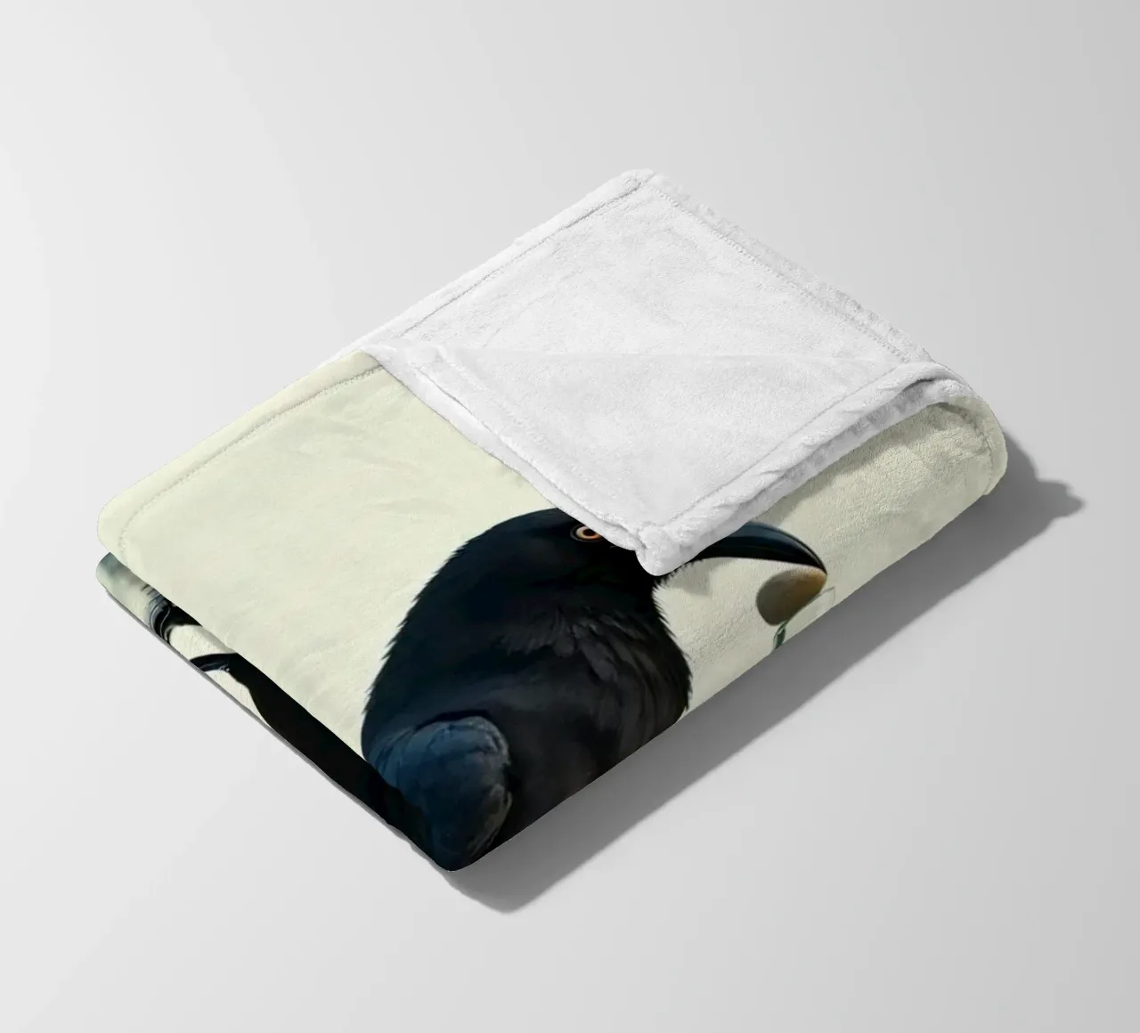Corvo nero recupera dei sassolini da un vaso di vetro coperta in pile da DesignDoodle