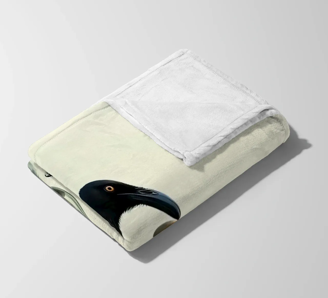 Corvo nero recupera dei sassolini da un vaso di vetro coperta in pile da DesignDoodle