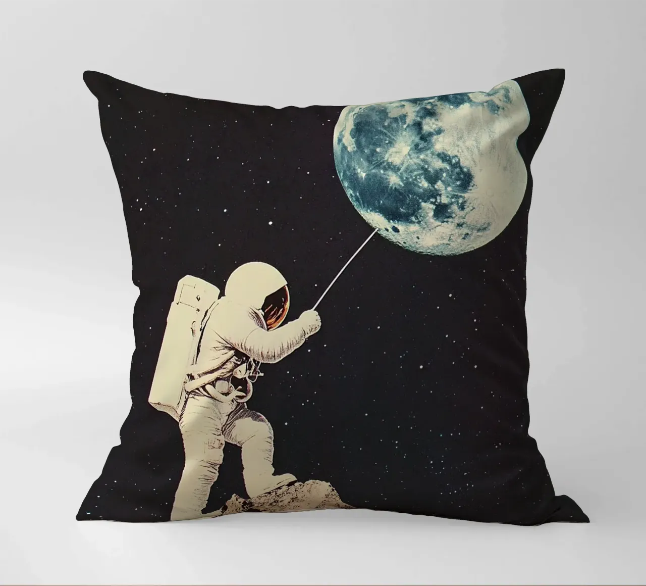 Astronauta di montagna cuscino da Nikis Art Studio