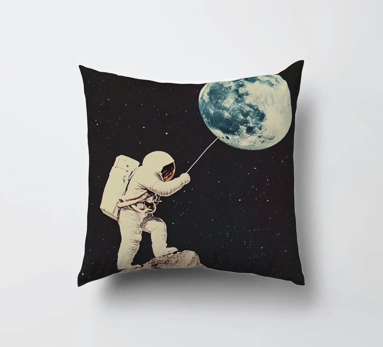 Astronauta di montagna cuscino da Nikis Art Studio