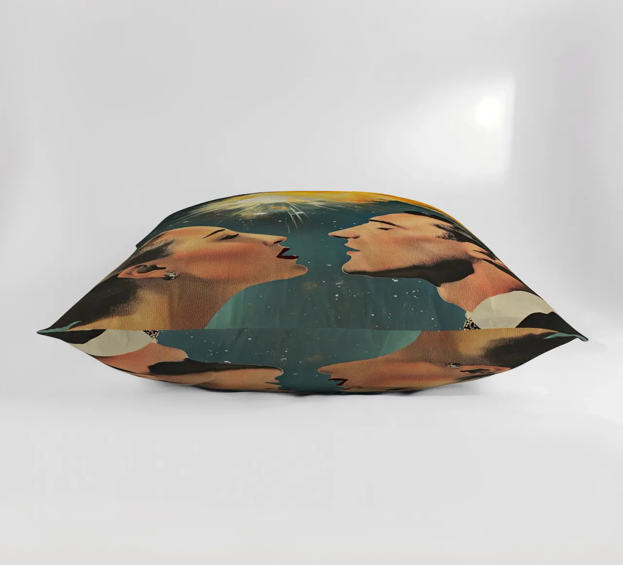 Amore spaziale cuscino da Nikis Art Studio