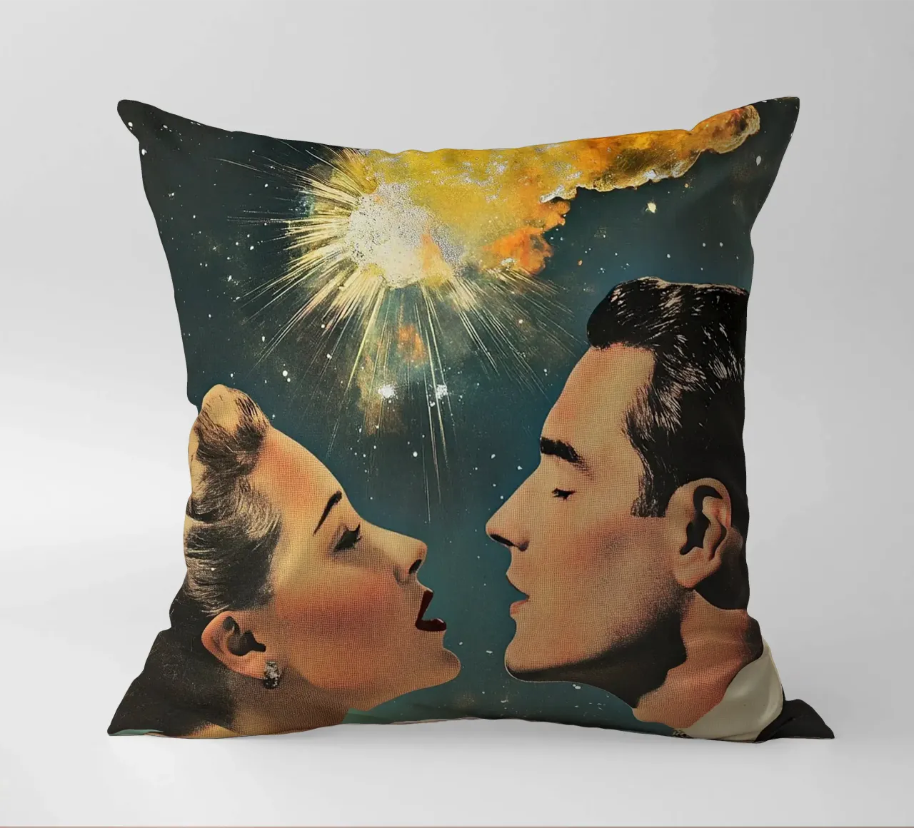 Amore spaziale cuscino da Nikis Art Studio