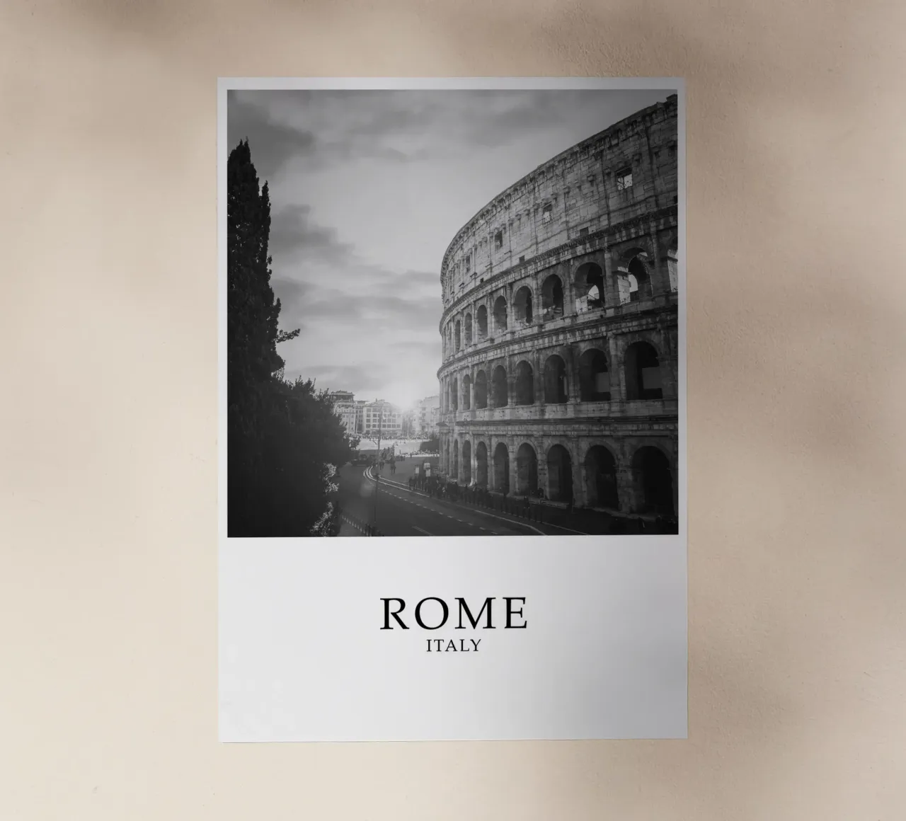 Roma Italia Colosseo Street Cityscape Scene Scala di grigio pellicola backlit da Charnwood Prints