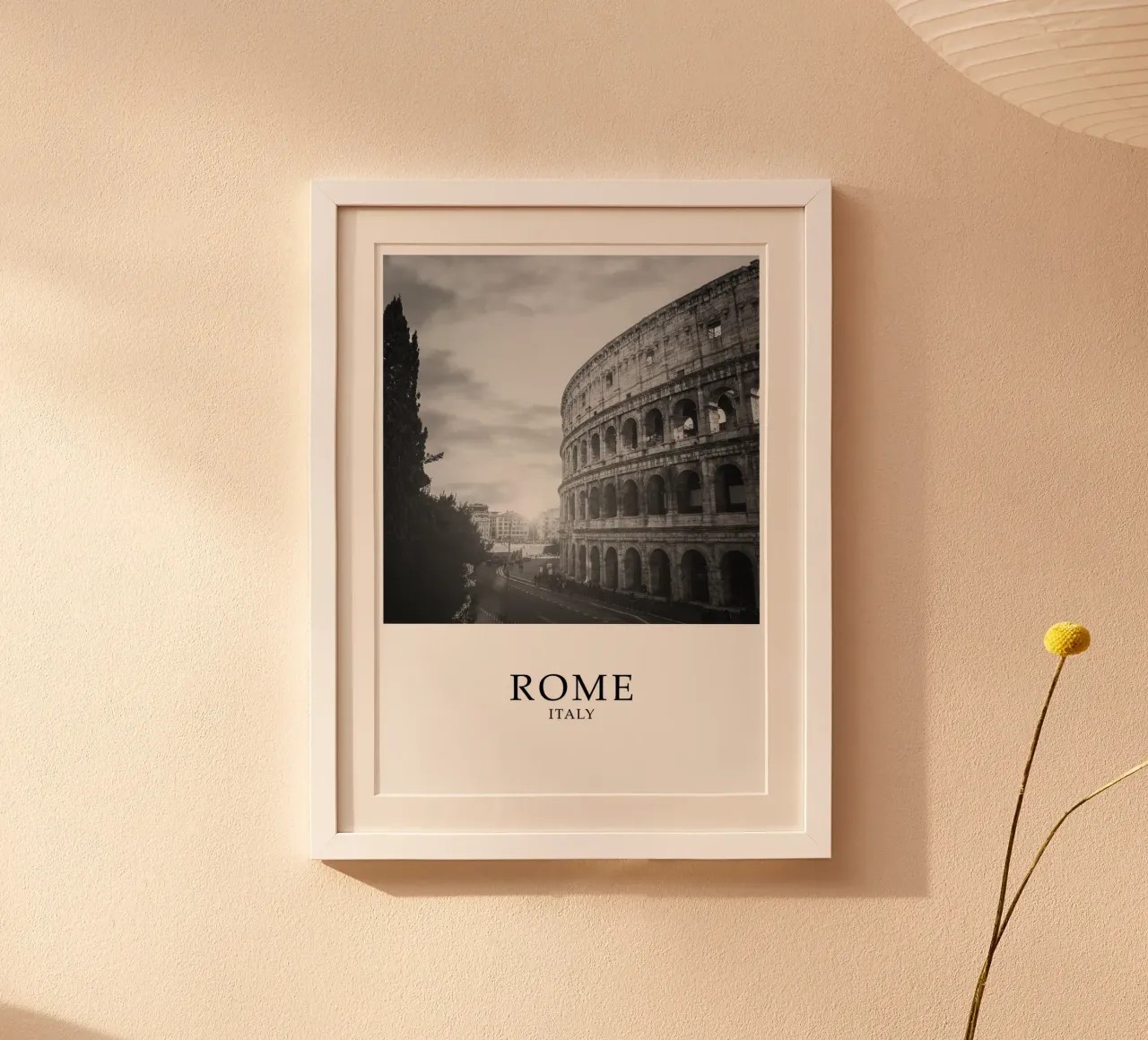 Roma Italia Colosseo Street Cityscape Scene Scala di grigio poster con telaio in legno da Charnwood Prints